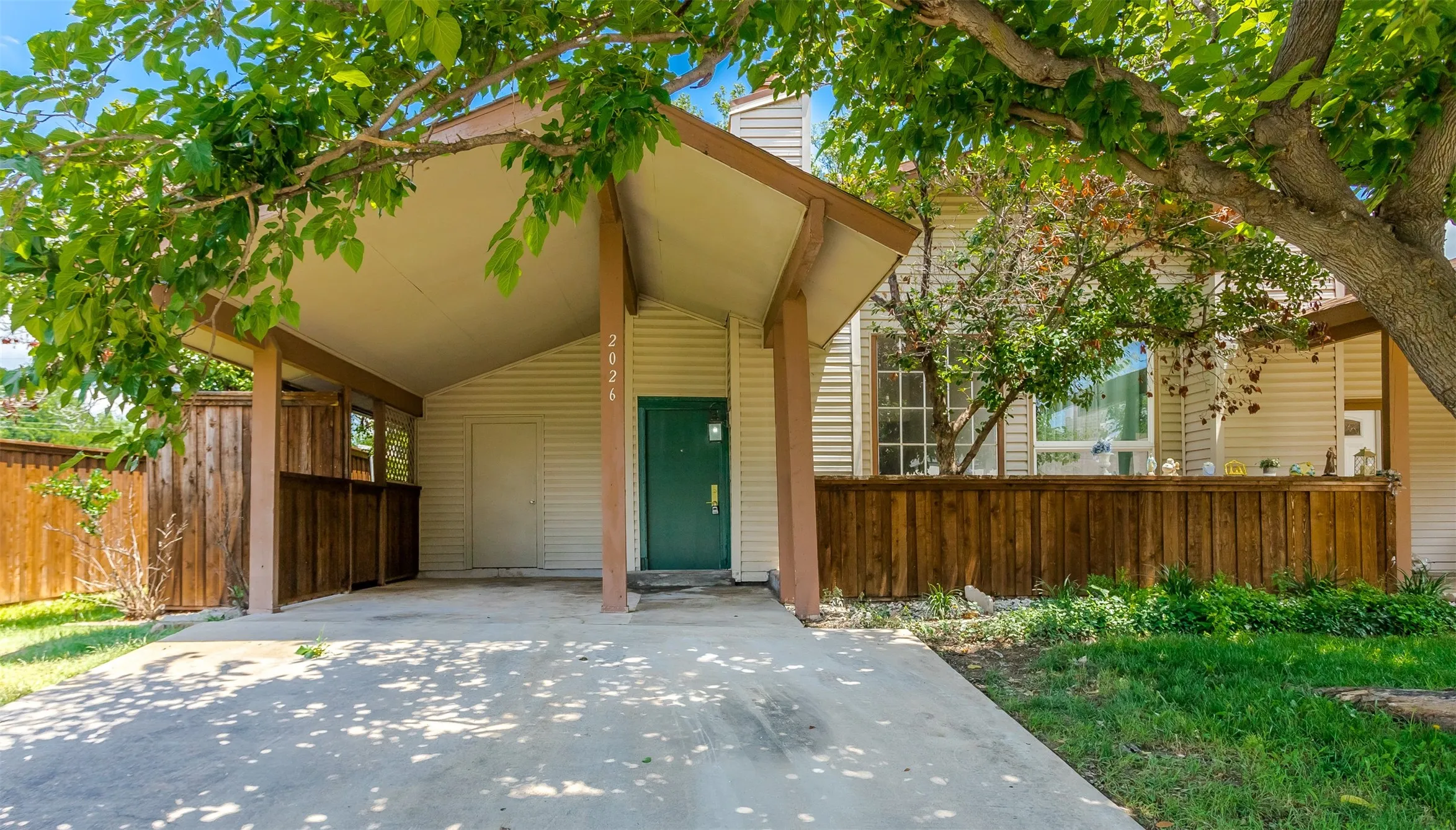 Townhouse For Rent in Dallas County , 2026 Via Ballena, Carrollton, Texas 75006, 3 Bedroom, 2 Bathroom, Garage spaces, 1,250 Sqft, built in 1973, mls#21348810, Real Estate Agent in Carrollton, Homes For Rent in Dallas county, Homes For Rent in Carrollton, Realtor in Carrollton Texas, Real Estate Brokerage Independent Realty Texas, Luminita Cordes Realtor