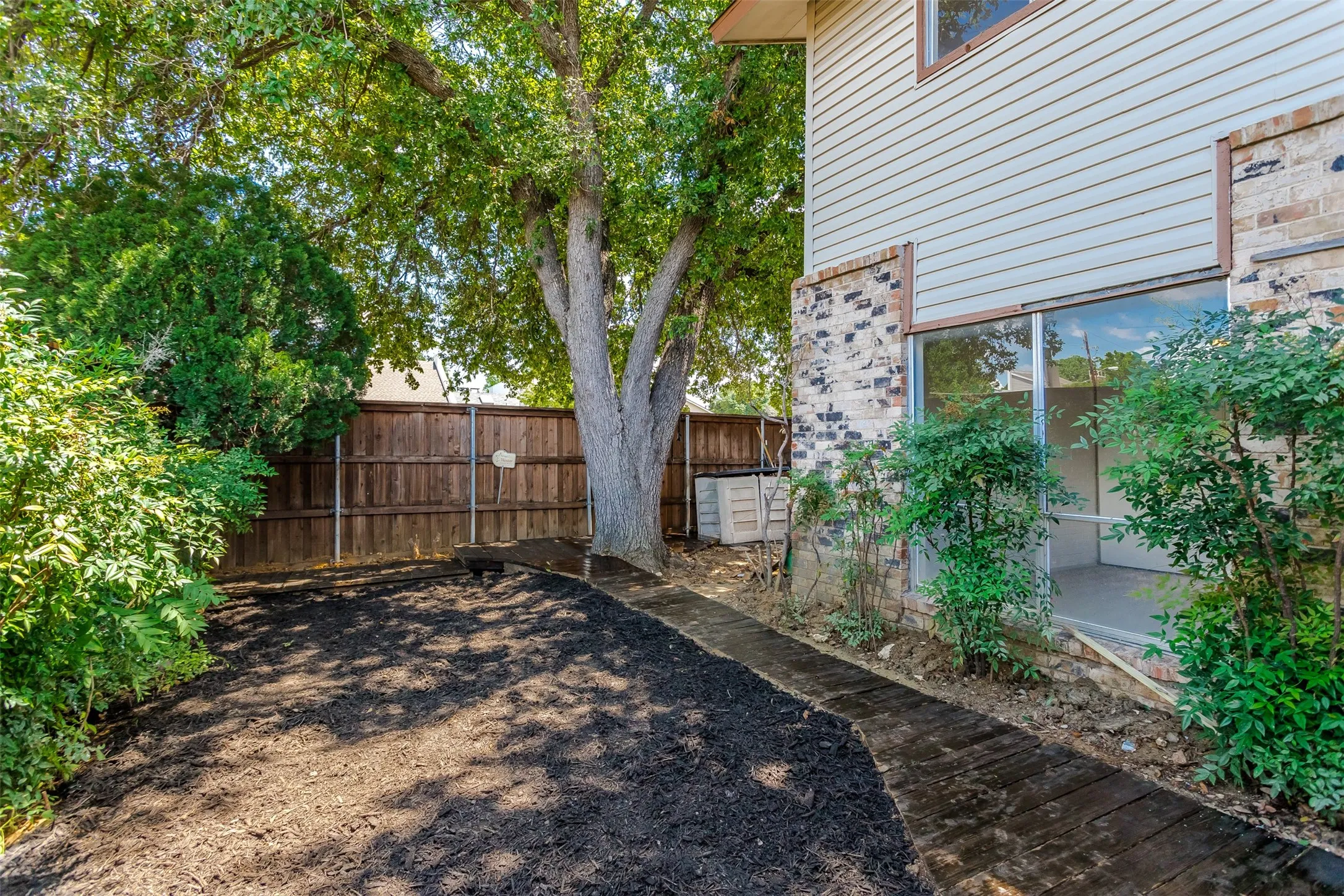 Townhouse For Rent in Dallas County , 2026 Via Ballena, Carrollton, Texas 75006, 3 Bedroom, 2 Bathroom, Garage spaces, 1,250 Sqft, built in 1973, mls#21348810, Real Estate Agent in Carrollton, Homes For Rent in Dallas county, Homes For Rent in Carrollton, Realtor in Carrollton Texas, Real Estate Brokerage Independent Realty Texas, Luminita Cordes Realtor