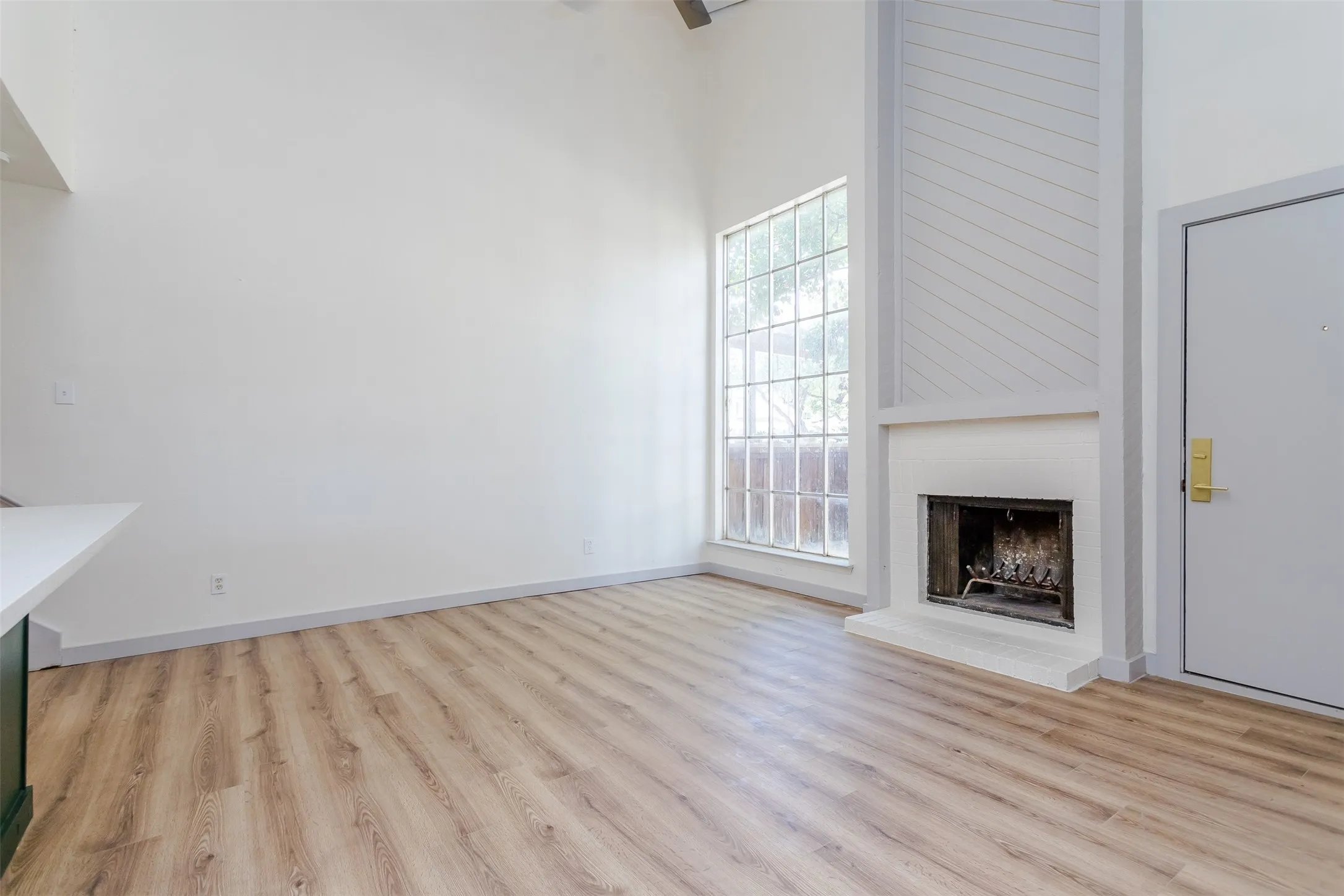 Townhouse For Rent in Dallas County , 2026 Via Ballena, Carrollton, Texas 75006, 3 Bedroom, 2 Bathroom, Garage spaces, 1,250 Sqft, built in 1973, mls#21348810, Real Estate Agent in Carrollton, Homes For Rent in Dallas county, Homes For Rent in Carrollton, Realtor in Carrollton Texas, Real Estate Brokerage Independent Realty Texas, Luminita Cordes Realtor