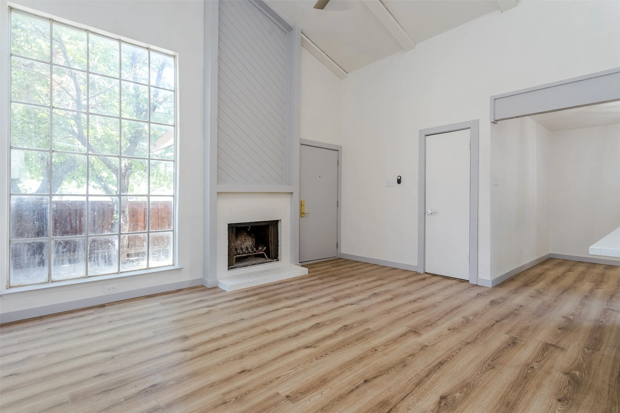 Townhouse For Rent in Dallas County , 2026 Via Ballena, Carrollton, Texas 75006, 3 Bedroom, 2 Bathroom, Garage spaces, 1,250 Sqft, built in 1973, mls#21348810, Real Estate Agent in Carrollton, Homes For Rent in Dallas county, Homes For Rent in Carrollton, Realtor in Carrollton Texas, Real Estate Brokerage Independent Realty Texas, Luminita Cordes Realtor