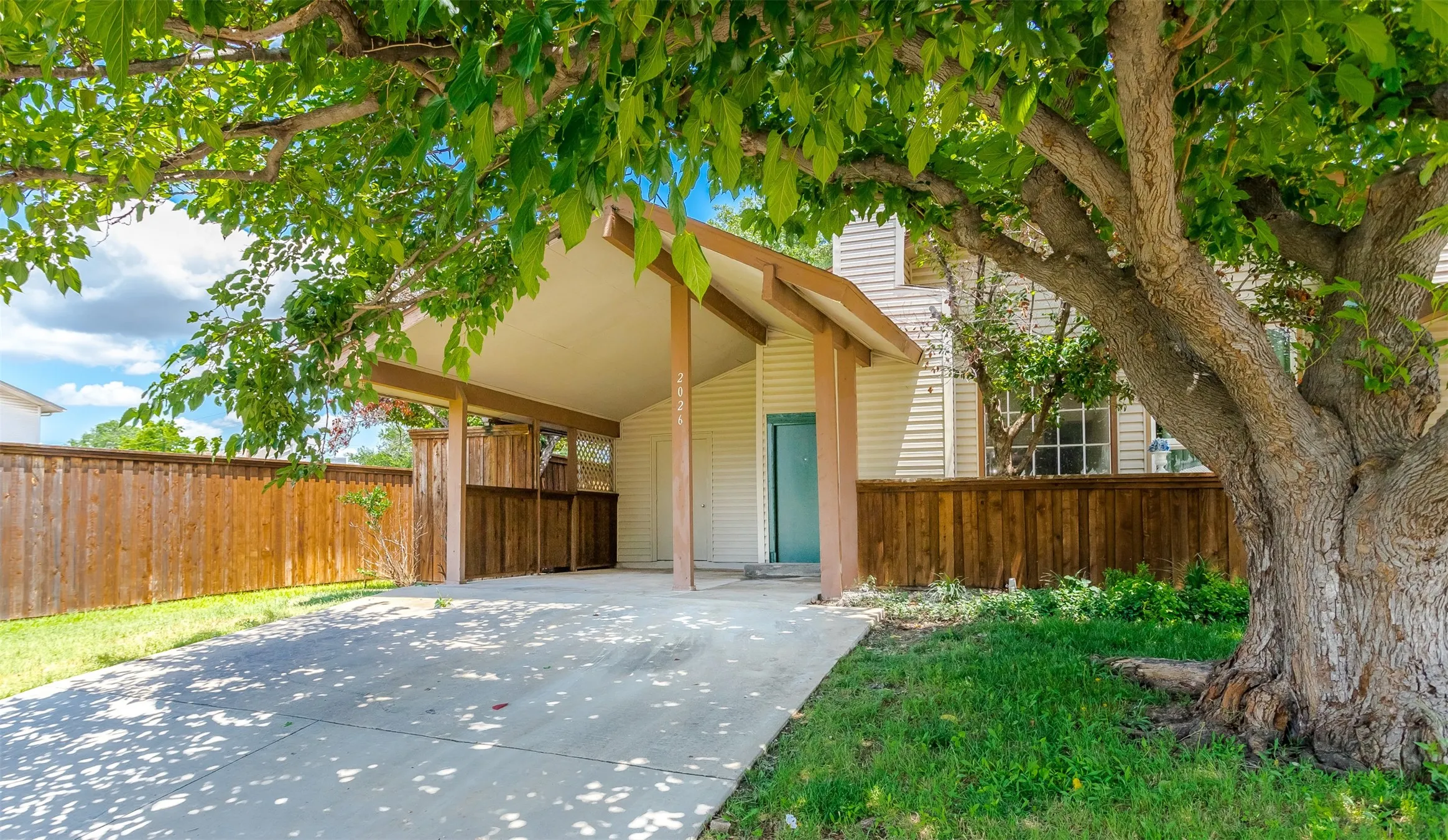 Townhouse For Rent in Dallas County , 2026 Via Ballena, Carrollton, Texas 75006, 3 Bedroom, 2 Bathroom, Garage spaces, 1,250 Sqft, built in 1973, mls#21348810, Real Estate Agent in Carrollton, Homes For Rent in Dallas county, Homes For Rent in Carrollton, Realtor in Carrollton Texas, Real Estate Brokerage Independent Realty Texas, Luminita Cordes Realtor