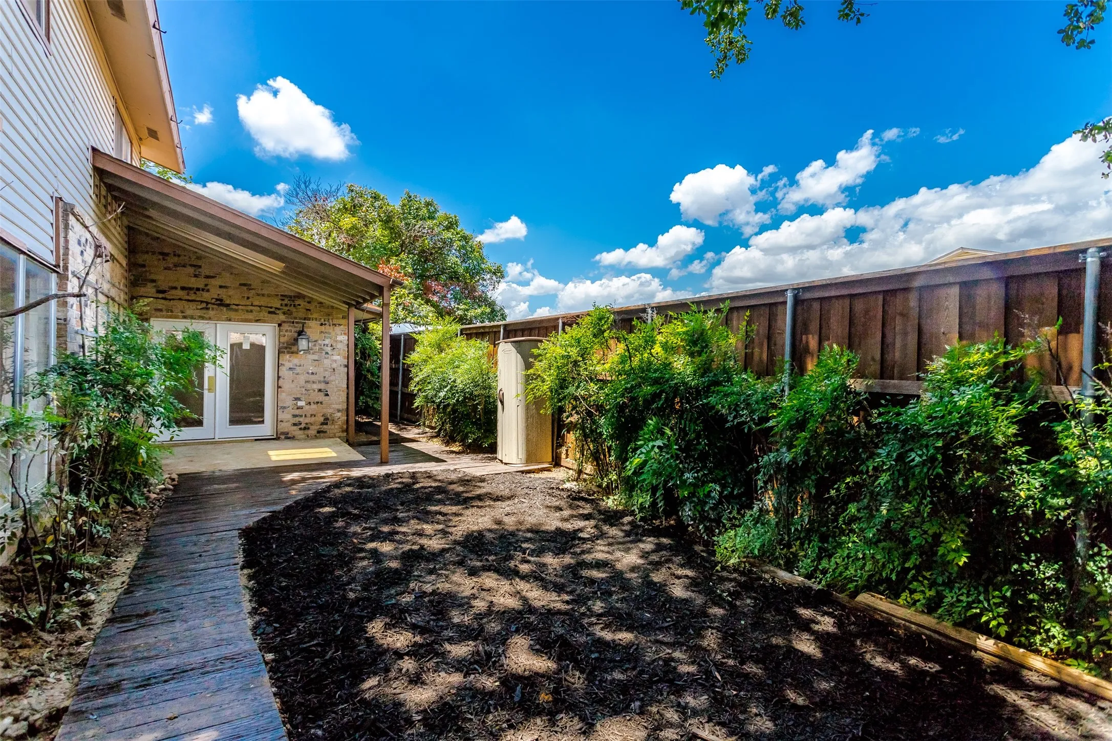 Townhouse For Rent in Dallas County , 2026 Via Ballena, Carrollton, Texas 75006, 3 Bedroom, 2 Bathroom, Garage spaces, 1,250 Sqft, built in 1973, mls#21348810, Real Estate Agent in Carrollton, Homes For Rent in Dallas county, Homes For Rent in Carrollton, Realtor in Carrollton Texas, Real Estate Brokerage Independent Realty Texas, Luminita Cordes Realtor