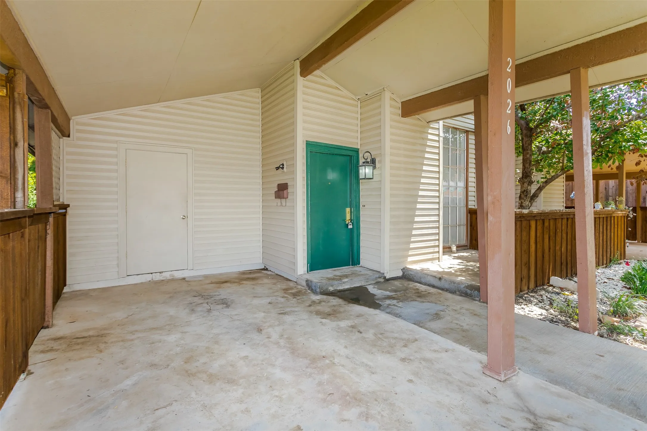 Townhouse For Rent in Dallas County , 2026 Via Ballena, Carrollton, Texas 75006, 3 Bedroom, 2 Bathroom, Garage spaces, 1,250 Sqft, built in 1973, mls#21348810, Real Estate Agent in Carrollton, Homes For Rent in Dallas county, Homes For Rent in Carrollton, Realtor in Carrollton Texas, Real Estate Brokerage Independent Realty Texas, Luminita Cordes Realtor