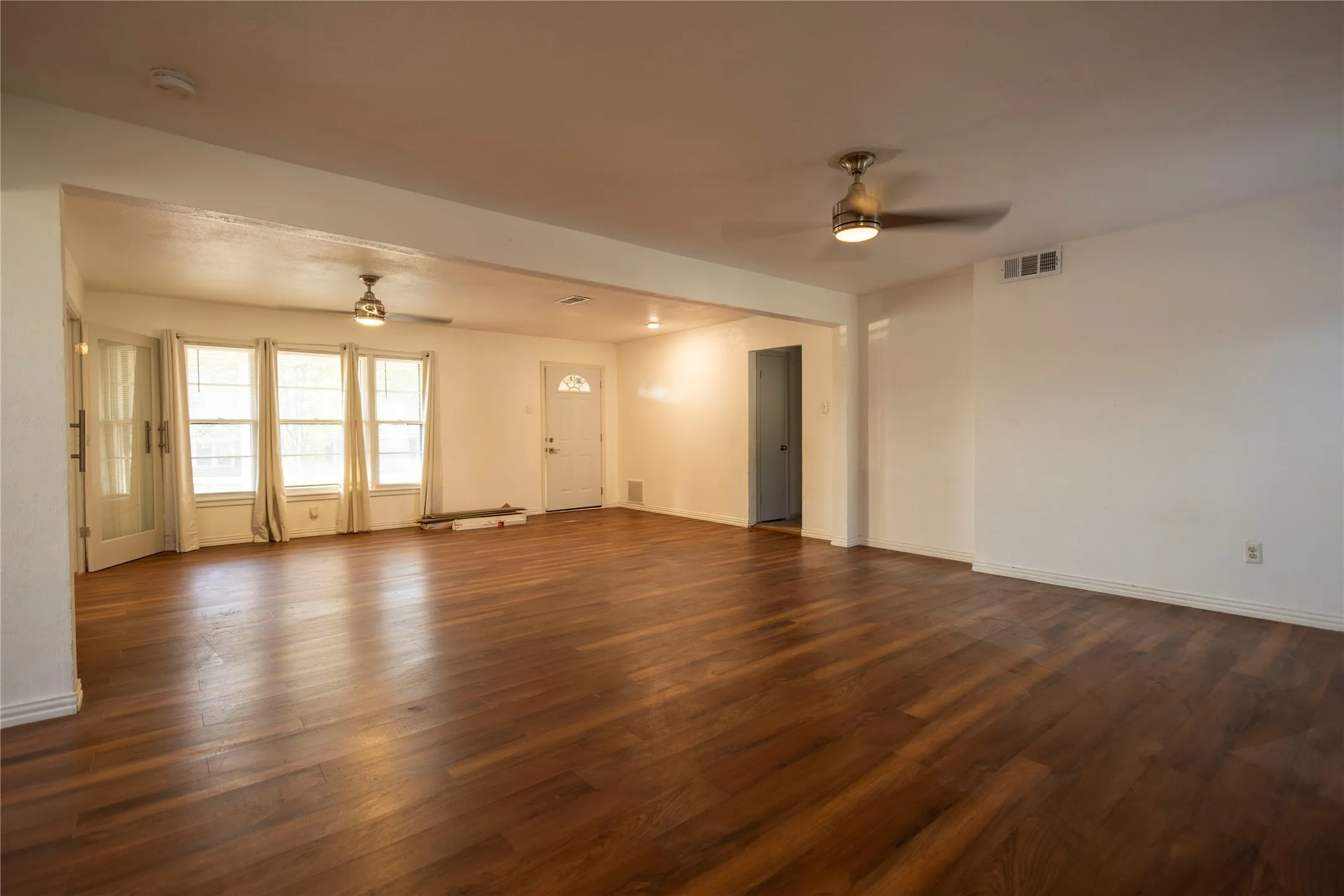 Single Family Residence For Sale in Mc Lennan County , 1332 Westwood Street, Waco, Texas 76710, 3 Bedroom, 2 Bathroom, Garage spaces, 2,386 Sqft, built in 1956, mls#21347196, Real Estate Agent in Waco, Homes For Sale in Mc Lennan county, Homes For Sale in Waco, Realtor in Waco Texas, Real Estate Brokerage Independent Realty Texas, Luminita Cordes Realtor