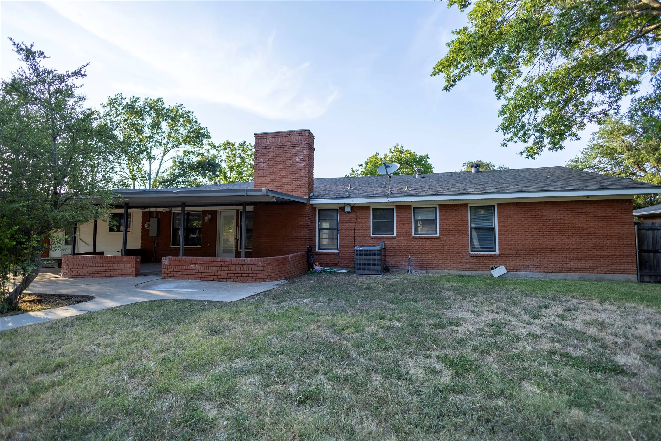 Single Family Residence For Sale in Mc Lennan County , 1332 Westwood Street, Waco, Texas 76710, 3 Bedroom, 2 Bathroom, Garage spaces, 2,386 Sqft, built in 1956, mls#21347196, Real Estate Agent in Waco, Homes For Sale in Mc Lennan county, Homes For Sale in Waco, Realtor in Waco Texas, Real Estate Brokerage Independent Realty Texas, Luminita Cordes Realtor