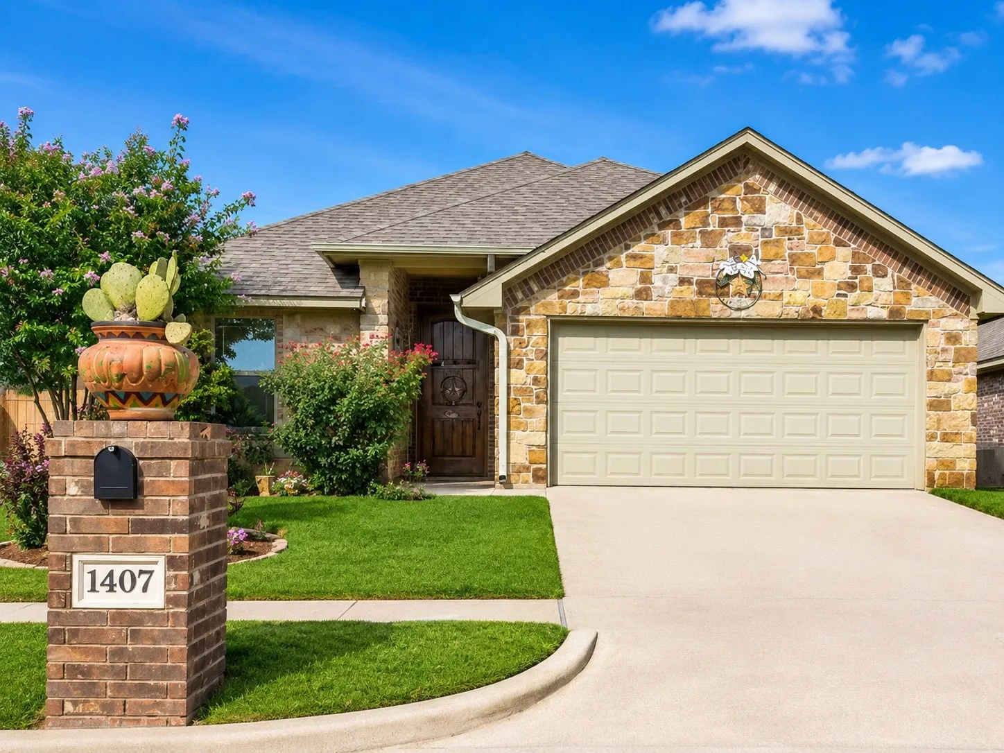 Single Family Residence For Sale in Hood County , 1407 Lauren Lane, Granbury, Texas 76048, 4 Bedroom, 2 Bathroom, 2 Garage spaces, 1,624 Sqft, built in 2016, mls#21352873, Real Estate Agent in Granbury, Homes For Sale in Hood county, Homes For Sale in Granbury, Realtor in Granbury Texas, Real Estate Brokerage Independent Realty Texas, Luminita Cordes Realtor