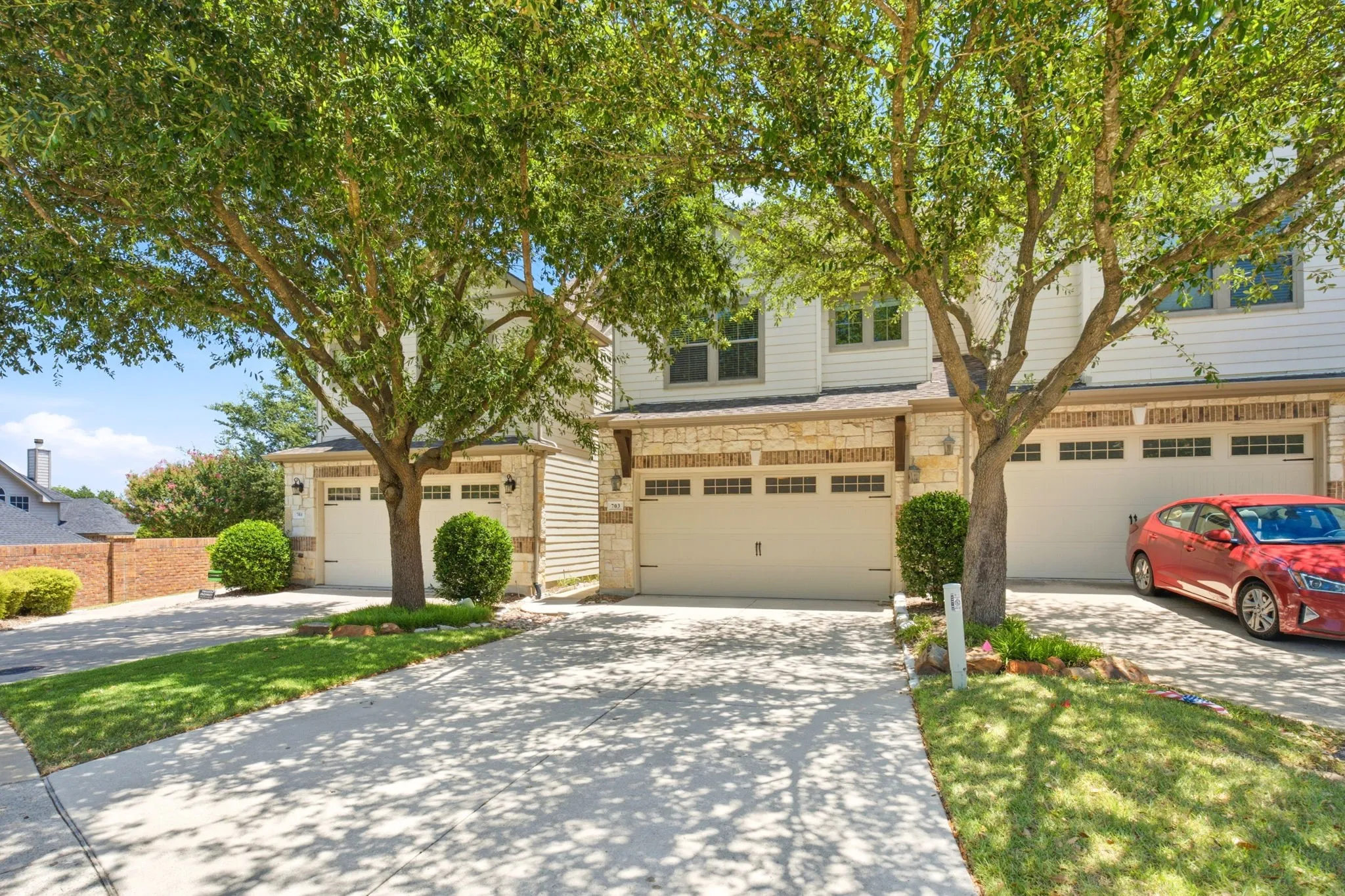 Townhouse For Sale in Collin County , 703 Chestnuthill Drive, Allen, Texas 75013, 3 Bedroom, 3 Bathroom, 2 Garage spaces, 1,898 Sqft, built in 2007, mls#21354892, Real Estate Agent in Allen, Homes For Sale in Collin county, Homes For Sale in Allen, Realtor in Allen Texas, Real Estate Brokerage Independent Realty Texas, Luminita Cordes Realtor