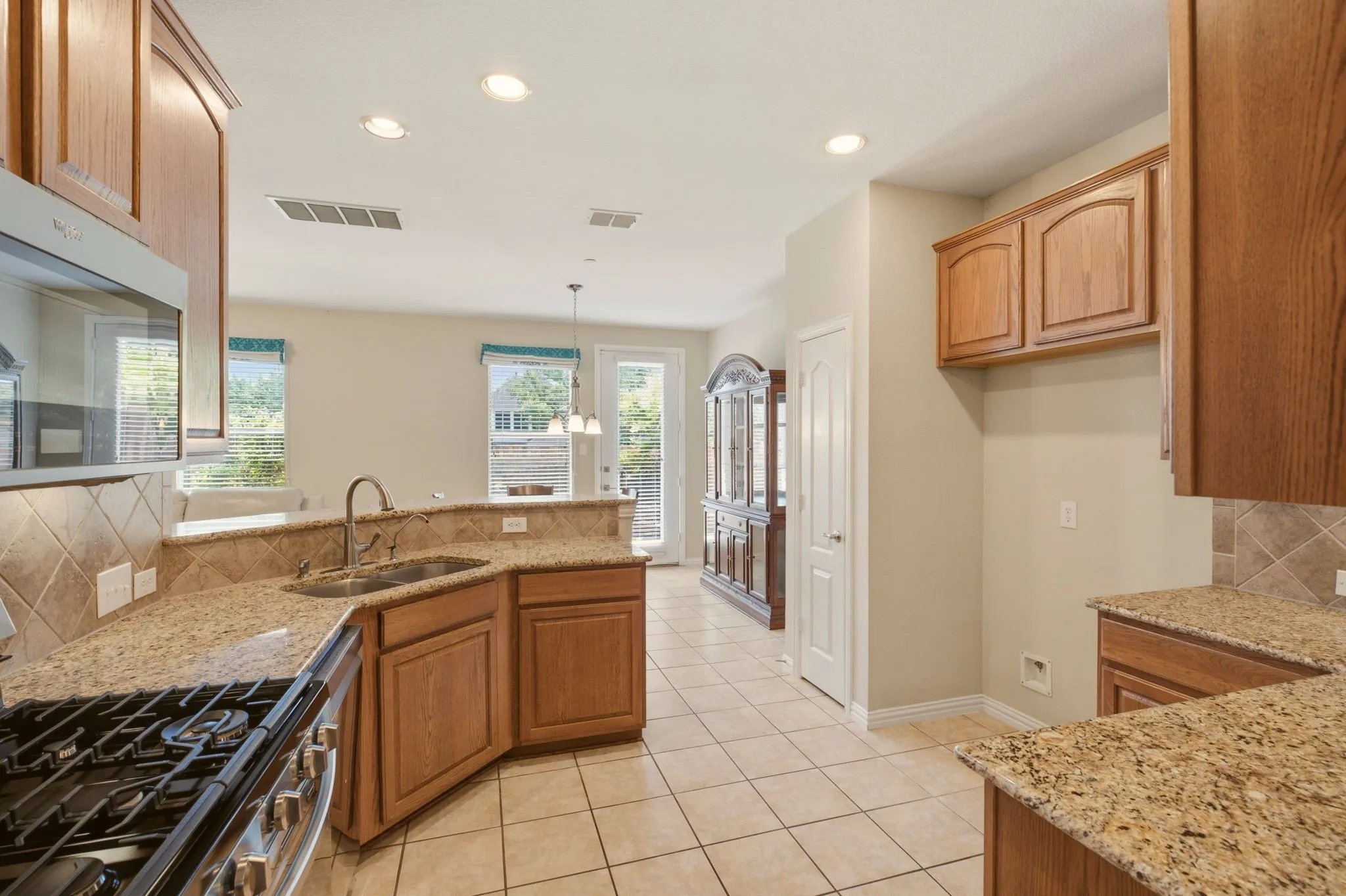 Townhouse For Sale in Collin County , 703 Chestnuthill Drive, Allen, Texas 75013, 3 Bedroom, 3 Bathroom, 2 Garage spaces, 1,898 Sqft, built in 2007, mls#21354892, Real Estate Agent in Allen, Homes For Sale in Collin county, Homes For Sale in Allen, Realtor in Allen Texas, Real Estate Brokerage Independent Realty Texas, Luminita Cordes Realtor