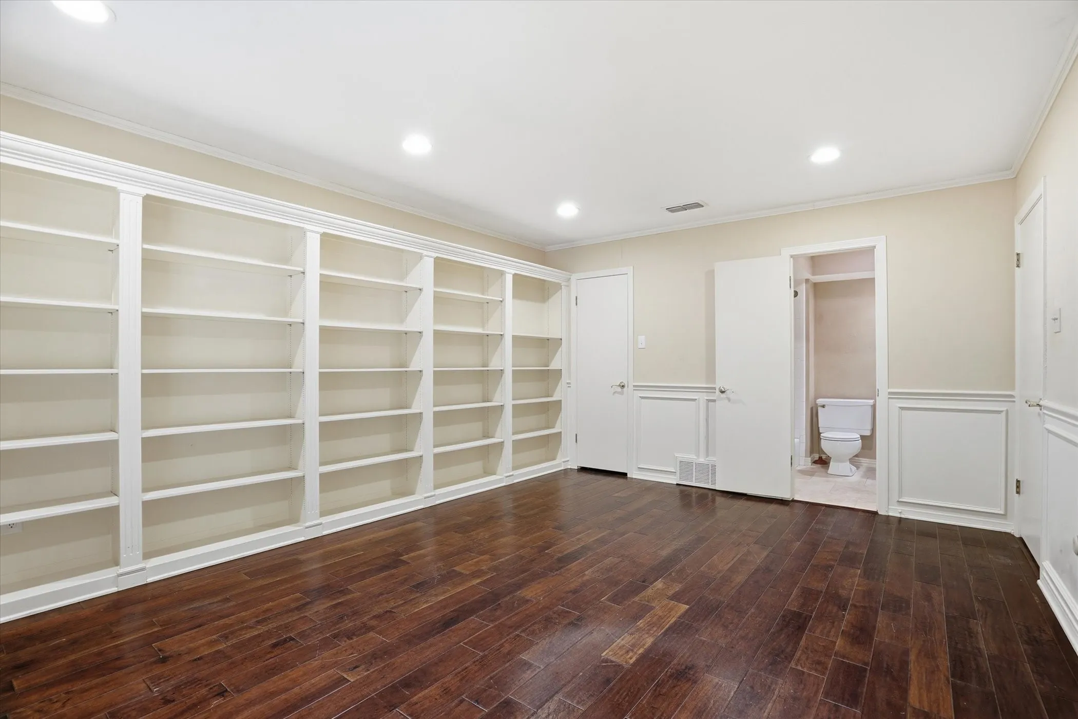 Single Family Residence For Sale in Tarrant County , 4201 Winding Way, Benbrook, Texas 76126, 4 Bedroom, 3 Bathroom, 2 Garage spaces, 3,005 Sqft, built in 1971, mls#21354856, Real Estate Agent in Benbrook, Homes For Sale in Tarrant county, Homes For Sale in Benbrook, Realtor in Benbrook Texas, Real Estate Brokerage Independent Realty Texas, Luminita Cordes Realtor