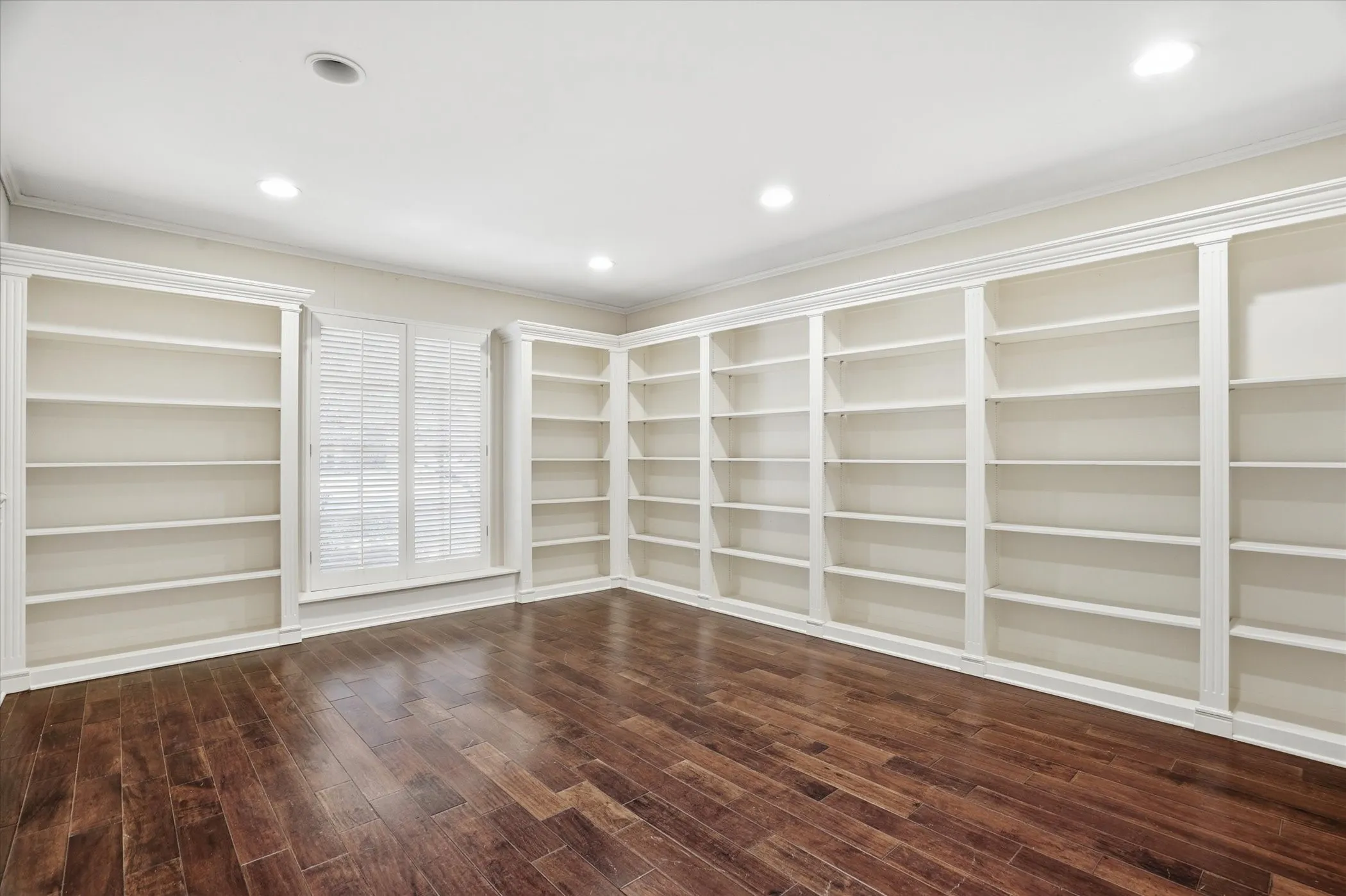 Single Family Residence For Sale in Tarrant County , 4201 Winding Way, Benbrook, Texas 76126, 4 Bedroom, 3 Bathroom, 2 Garage spaces, 3,005 Sqft, built in 1971, mls#21354856, Real Estate Agent in Benbrook, Homes For Sale in Tarrant county, Homes For Sale in Benbrook, Realtor in Benbrook Texas, Real Estate Brokerage Independent Realty Texas, Luminita Cordes Realtor