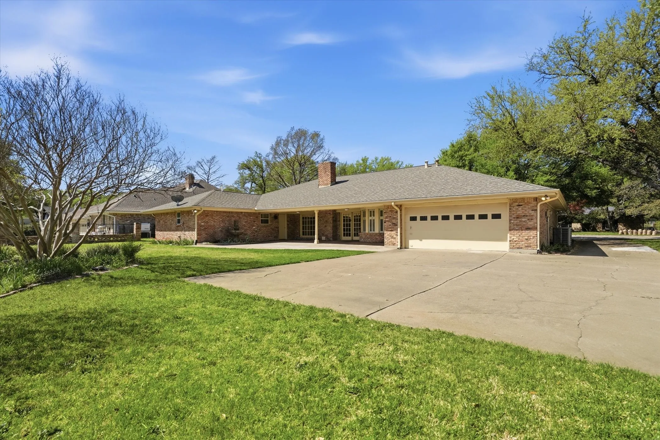 Single Family Residence For Sale in Tarrant County , 4201 Winding Way, Benbrook, Texas 76126, 4 Bedroom, 3 Bathroom, 2 Garage spaces, 3,005 Sqft, built in 1971, mls#21354856, Real Estate Agent in Benbrook, Homes For Sale in Tarrant county, Homes For Sale in Benbrook, Realtor in Benbrook Texas, Real Estate Brokerage Independent Realty Texas, Luminita Cordes Realtor