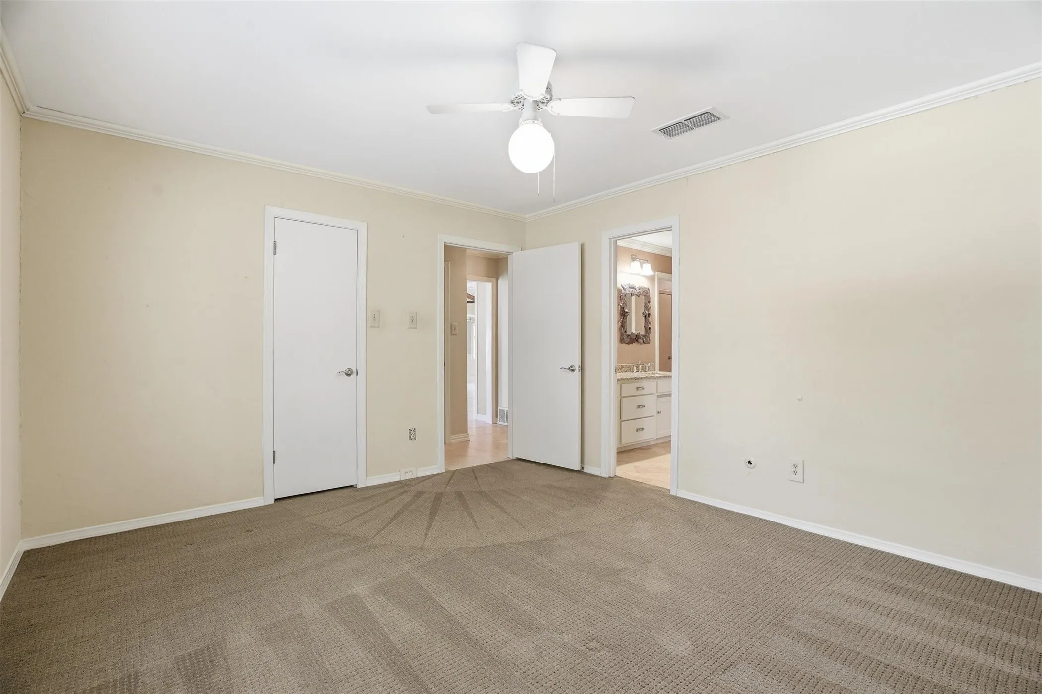 Single Family Residence For Sale in Tarrant County , 4201 Winding Way, Benbrook, Texas 76126, 4 Bedroom, 3 Bathroom, 2 Garage spaces, 3,005 Sqft, built in 1971, mls#21354856, Real Estate Agent in Benbrook, Homes For Sale in Tarrant county, Homes For Sale in Benbrook, Realtor in Benbrook Texas, Real Estate Brokerage Independent Realty Texas, Luminita Cordes Realtor
