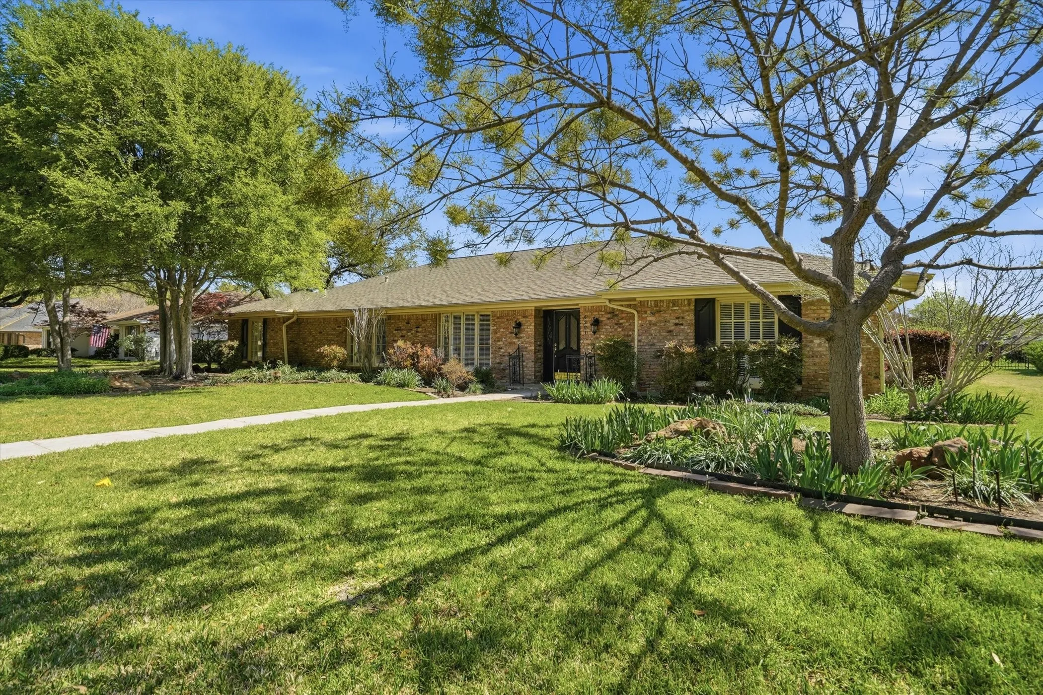 Single Family Residence For Sale in Tarrant County , 4201 Winding Way, Benbrook, Texas 76126, 4 Bedroom, 3 Bathroom, 2 Garage spaces, 3,005 Sqft, built in 1971, mls#21354856, Real Estate Agent in Benbrook, Homes For Sale in Tarrant county, Homes For Sale in Benbrook, Realtor in Benbrook Texas, Real Estate Brokerage Independent Realty Texas, Luminita Cordes Realtor