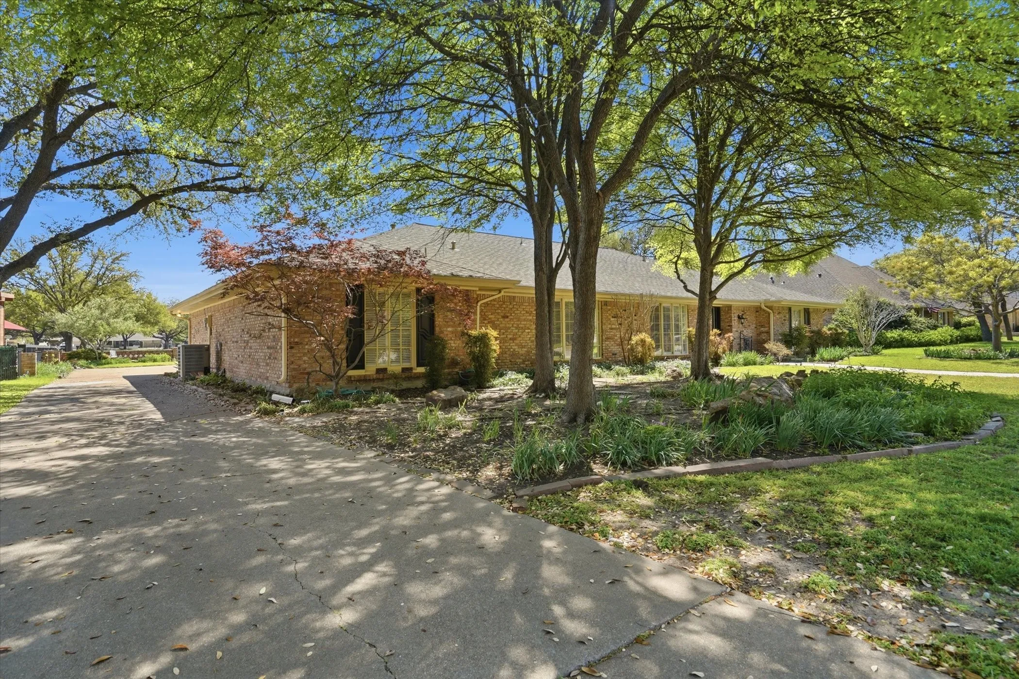 Single Family Residence For Sale in Tarrant County , 4201 Winding Way, Benbrook, Texas 76126, 4 Bedroom, 3 Bathroom, 2 Garage spaces, 3,005 Sqft, built in 1971, mls#21354856, Real Estate Agent in Benbrook, Homes For Sale in Tarrant county, Homes For Sale in Benbrook, Realtor in Benbrook Texas, Real Estate Brokerage Independent Realty Texas, Luminita Cordes Realtor