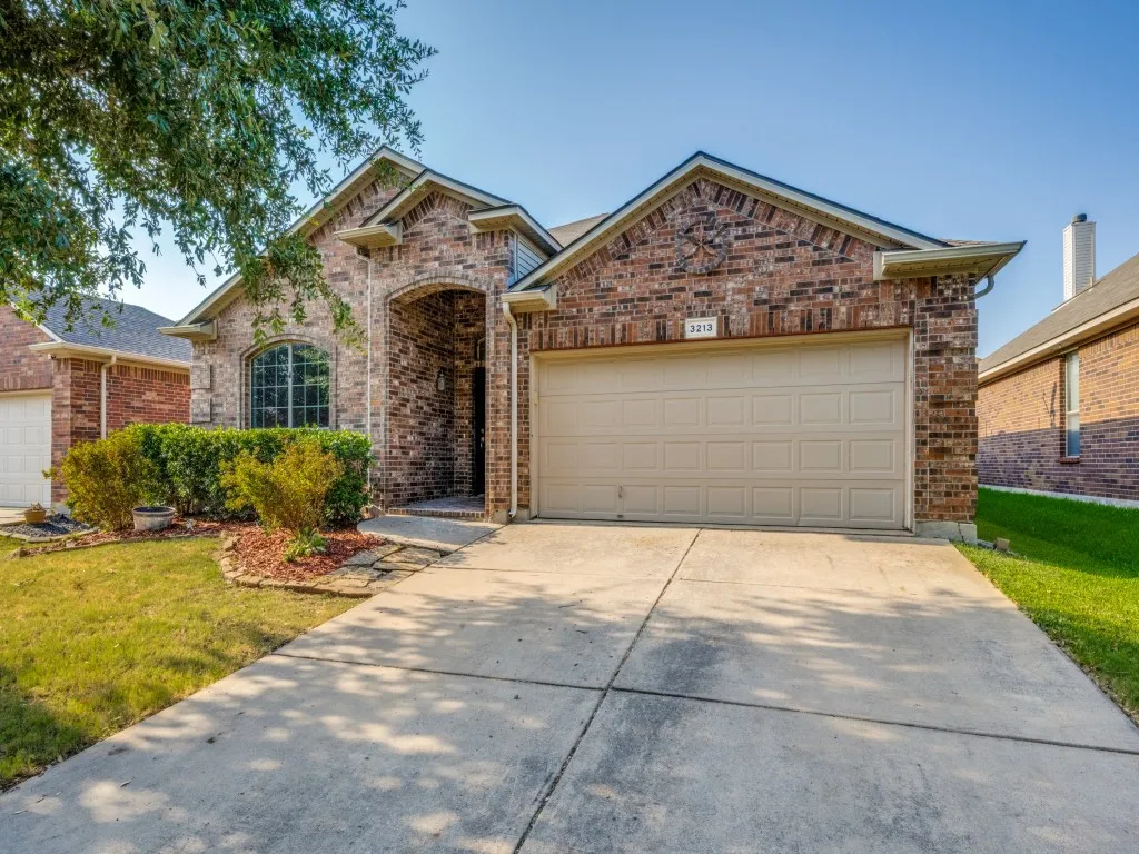 Single Family Residence For Rent in Denton County , 3213 Hornbeam Street, Denton, Texas 76226, 3 Bedroom, 2 Bathroom, 2 Garage spaces, 1,872 Sqft, built in 2008, mls#21354896, Real Estate Agent in Denton, Homes For Rent in Denton county, Homes For Rent in Denton, Realtor in Denton Texas, Real Estate Brokerage Independent Realty Texas, Luminita Cordes Realtor