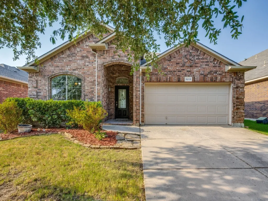 Single Family Residence For Rent in Denton County , 3213 Hornbeam Street, Denton, Texas 76226, 3 Bedroom, 2 Bathroom, 2 Garage spaces, 1,872 Sqft, built in 2008, mls#21354896, Real Estate Agent in Denton, Homes For Rent in Denton county, Homes For Rent in Denton, Realtor in Denton Texas, Real Estate Brokerage Independent Realty Texas, Luminita Cordes Realtor