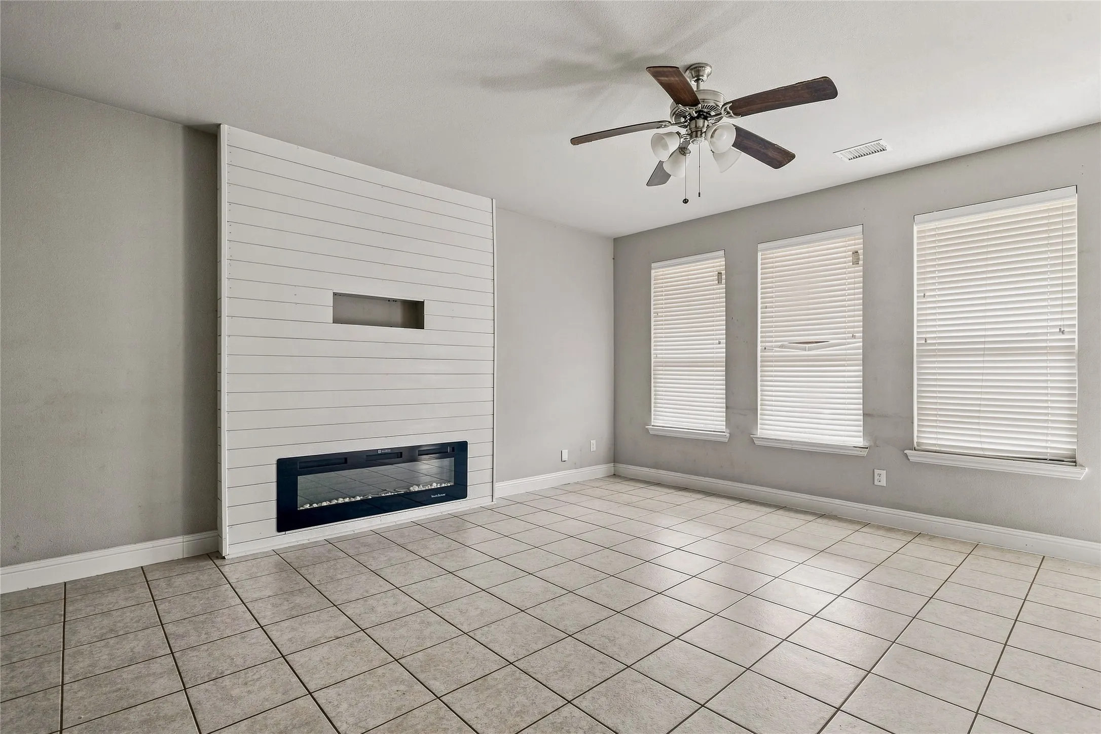 Single Family Residence For Sale in Ellis County , 105 Finlee Lane, Red Oak, Texas 75154, 4 Bedroom, 2 Bathroom, 2 Garage spaces, 1,937 Sqft, built in 2021, mls#21354273, Real Estate Agent in Red Oak, Homes For Sale in Ellis county, Homes For Sale in Red Oak, Realtor in Red Oak Texas, Real Estate Brokerage Independent Realty Texas, Luminita Cordes Realtor