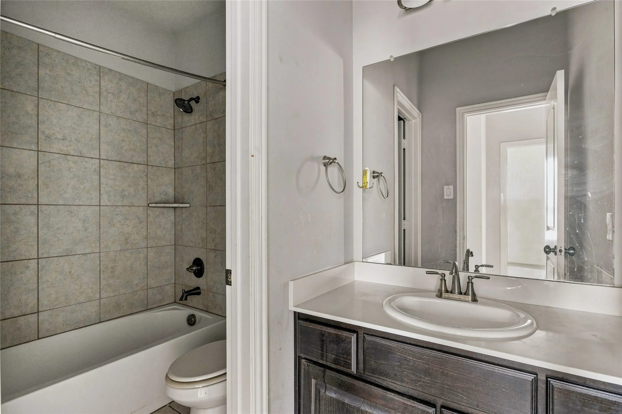 Single Family Residence For Sale in Ellis County , 105 Finlee Lane, Red Oak, Texas 75154, 4 Bedroom, 2 Bathroom, 2 Garage spaces, 1,937 Sqft, built in 2021, mls#21354273, Real Estate Agent in Red Oak, Homes For Sale in Ellis county, Homes For Sale in Red Oak, Realtor in Red Oak Texas, Real Estate Brokerage Independent Realty Texas, Luminita Cordes Realtor