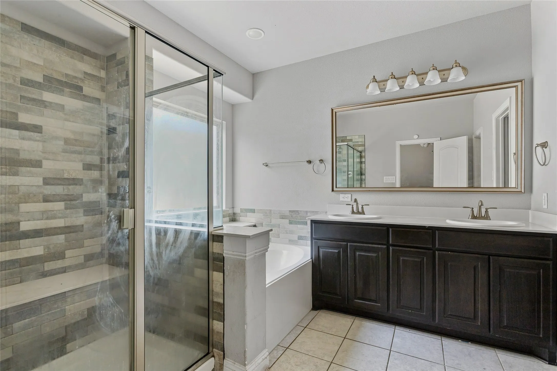 Single Family Residence For Sale in Ellis County , 105 Finlee Lane, Red Oak, Texas 75154, 4 Bedroom, 2 Bathroom, 2 Garage spaces, 1,937 Sqft, built in 2021, mls#21354273, Real Estate Agent in Red Oak, Homes For Sale in Ellis county, Homes For Sale in Red Oak, Realtor in Red Oak Texas, Real Estate Brokerage Independent Realty Texas, Luminita Cordes Realtor
