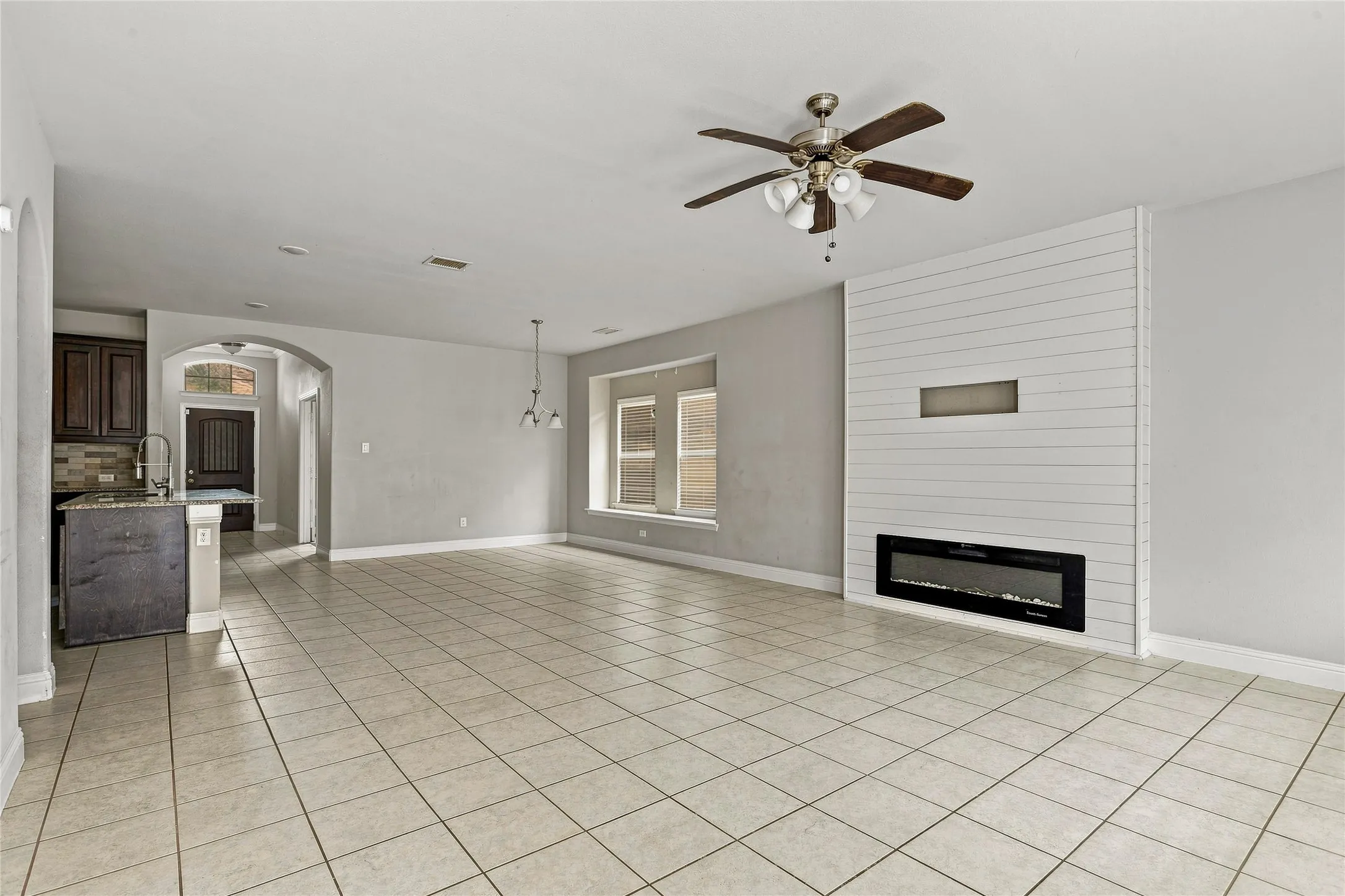Single Family Residence For Sale in Ellis County , 105 Finlee Lane, Red Oak, Texas 75154, 4 Bedroom, 2 Bathroom, 2 Garage spaces, 1,937 Sqft, built in 2021, mls#21354273, Real Estate Agent in Red Oak, Homes For Sale in Ellis county, Homes For Sale in Red Oak, Realtor in Red Oak Texas, Real Estate Brokerage Independent Realty Texas, Luminita Cordes Realtor