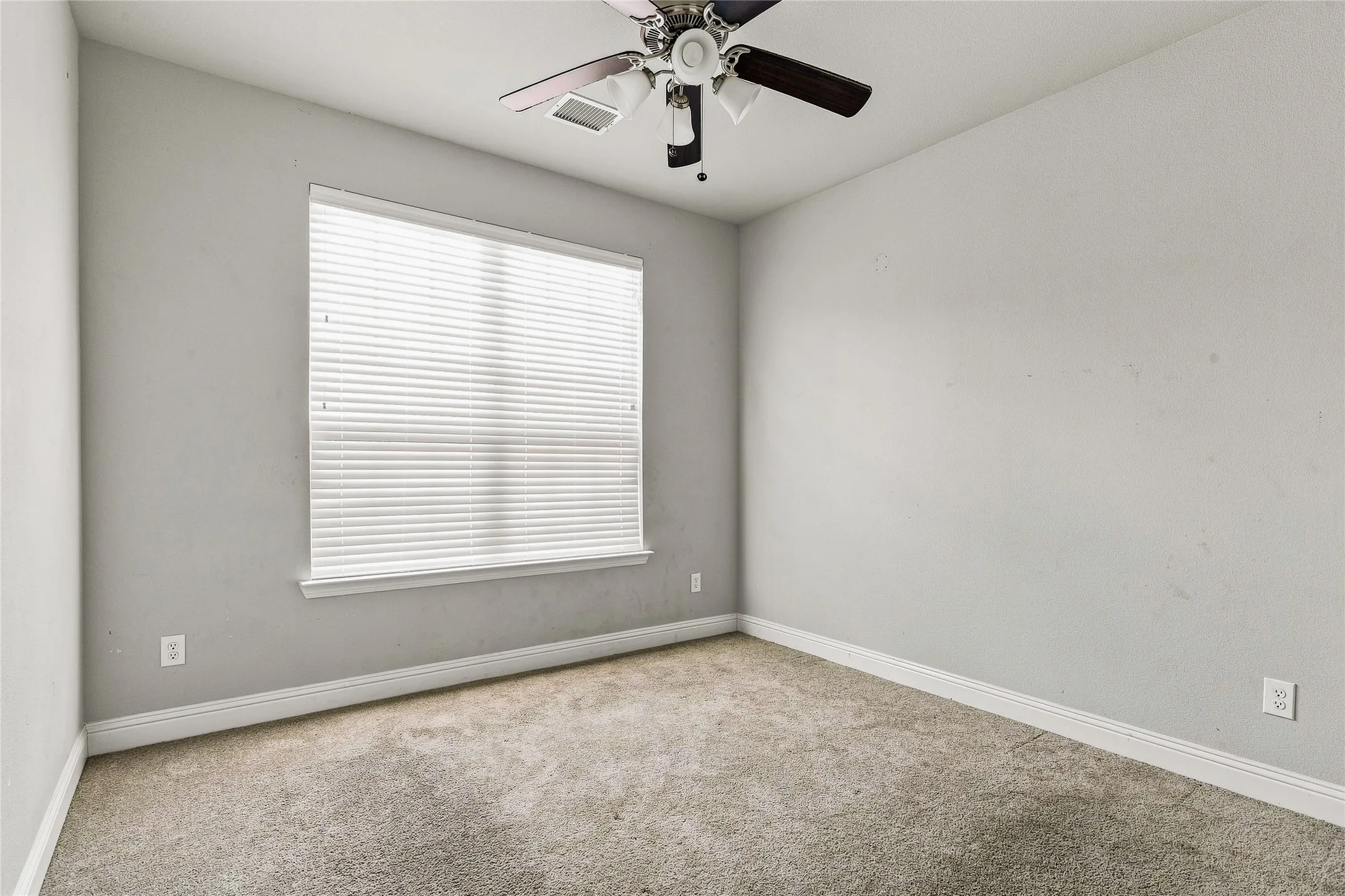 Single Family Residence For Sale in Ellis County , 105 Finlee Lane, Red Oak, Texas 75154, 4 Bedroom, 2 Bathroom, 2 Garage spaces, 1,937 Sqft, built in 2021, mls#21354273, Real Estate Agent in Red Oak, Homes For Sale in Ellis county, Homes For Sale in Red Oak, Realtor in Red Oak Texas, Real Estate Brokerage Independent Realty Texas, Luminita Cordes Realtor