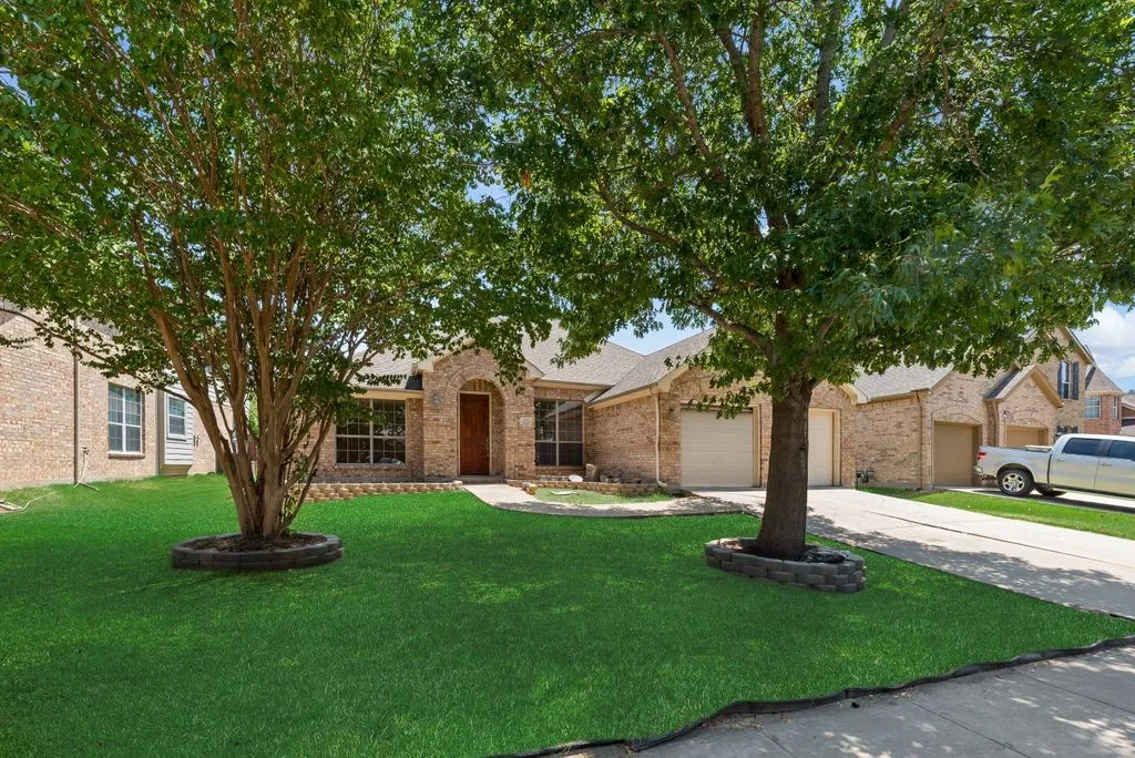 Single Family Residence For Rent in Denton County , 2517 Indian Hills Drive, Little Elm, Texas 75068, 3 Bedroom, 3 Bathroom, 2 Garage spaces, 1,996 Sqft, built in 2003, Price $2,400, mls#21338034, Real Estate Agent in Little Elm, Homes For Rent in Denton county, Homes For Rent in Little Elm, Realtor in Little Elm Texas, Real Estate Brokerage Independent Realty Texas, Luminita Cordes Realtor
