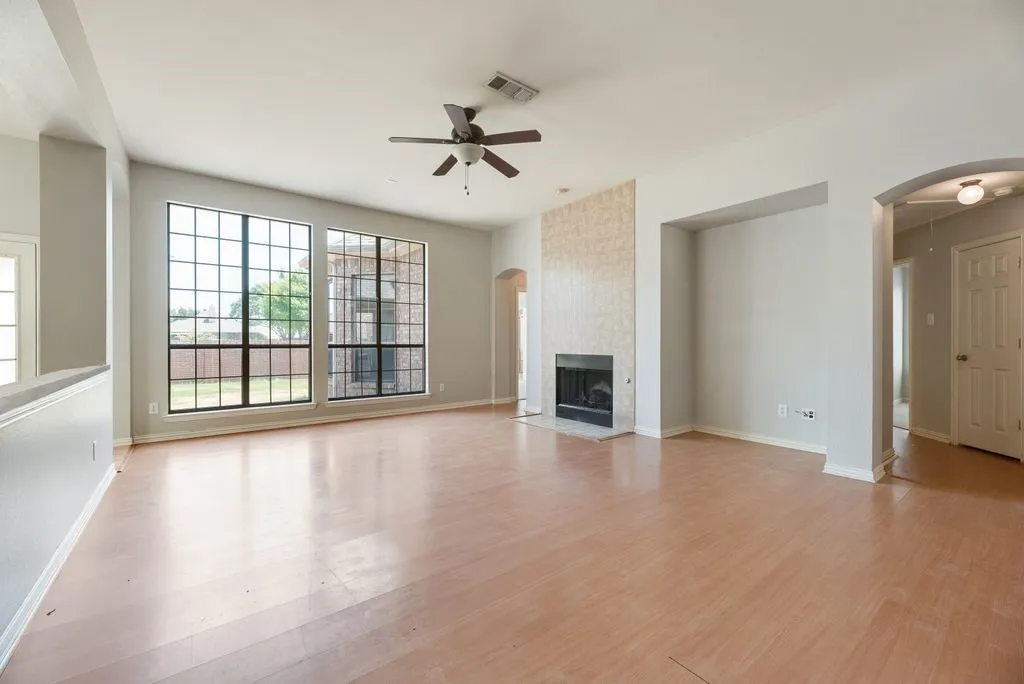 Single Family Residence For Rent in Denton County , 2517 Indian Hills Drive, Little Elm, Texas 75068, 3 Bedroom, 3 Bathroom, 2 Garage spaces, 1,996 Sqft, built in 2003, Price $2,400, mls#21338034, Real Estate Agent in Little Elm, Homes For Rent in Denton county, Homes For Rent in Little Elm, Realtor in Little Elm Texas, Real Estate Brokerage Independent Realty Texas, Luminita Cordes Realtor