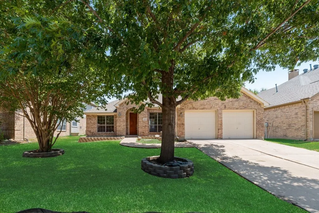 Single Family Residence For Rent in Denton County , 2517 Indian Hills Drive, Little Elm, Texas 75068, 3 Bedroom, 3 Bathroom, 2 Garage spaces, 1,996 Sqft, built in 2003, Price $2,400, mls#21338034, Real Estate Agent in Little Elm, Homes For Rent in Denton county, Homes For Rent in Little Elm, Realtor in Little Elm Texas, Real Estate Brokerage Independent Realty Texas, Luminita Cordes Realtor