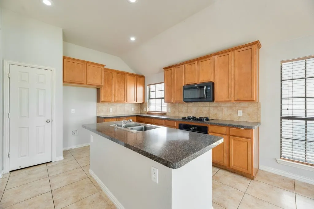 Single Family Residence For Rent in Denton County , 2517 Indian Hills Drive, Little Elm, Texas 75068, 3 Bedroom, 3 Bathroom, 2 Garage spaces, 1,996 Sqft, built in 2003, Price $2,400, mls#21338034, Real Estate Agent in Little Elm, Homes For Rent in Denton county, Homes For Rent in Little Elm, Realtor in Little Elm Texas, Real Estate Brokerage Independent Realty Texas, Luminita Cordes Realtor