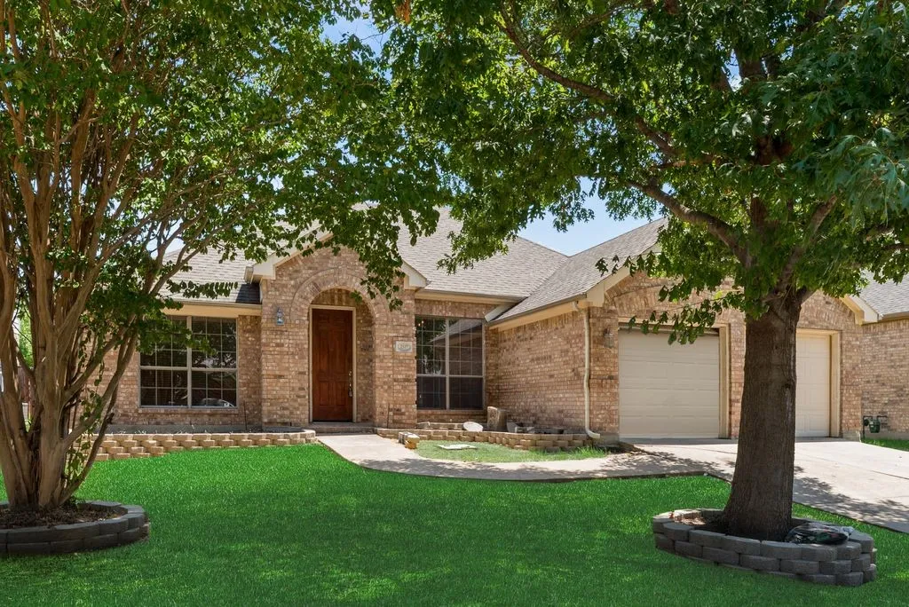 Single Family Residence For Rent in Denton County , 2517 Indian Hills Drive, Little Elm, Texas 75068, 3 Bedroom, 3 Bathroom, 2 Garage spaces, 1,996 Sqft, built in 2003, Price $2,400, mls#21338034, Real Estate Agent in Little Elm, Homes For Rent in Denton county, Homes For Rent in Little Elm, Realtor in Little Elm Texas, Real Estate Brokerage Independent Realty Texas, Luminita Cordes Realtor