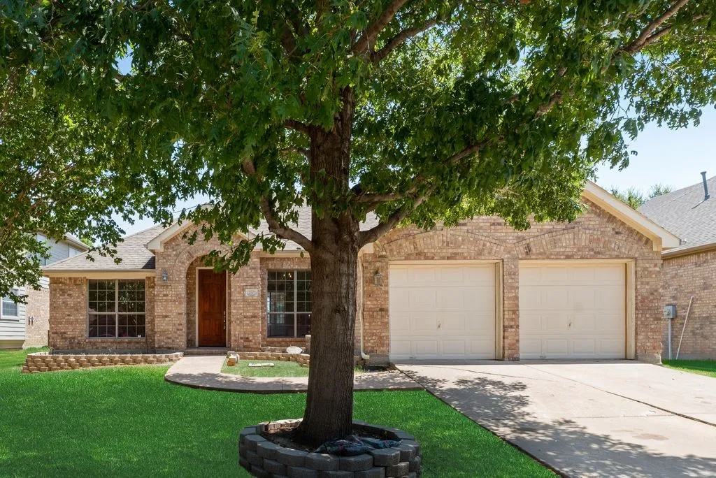 Single Family Residence For Rent in Denton County , 2517 Indian Hills Drive, Little Elm, Texas 75068, 3 Bedroom, 3 Bathroom, 2 Garage spaces, 1,996 Sqft, built in 2003, Price $2,400, mls#21338034, Real Estate Agent in Little Elm, Homes For Rent in Denton county, Homes For Rent in Little Elm, Realtor in Little Elm Texas, Real Estate Brokerage Independent Realty Texas, Luminita Cordes Realtor