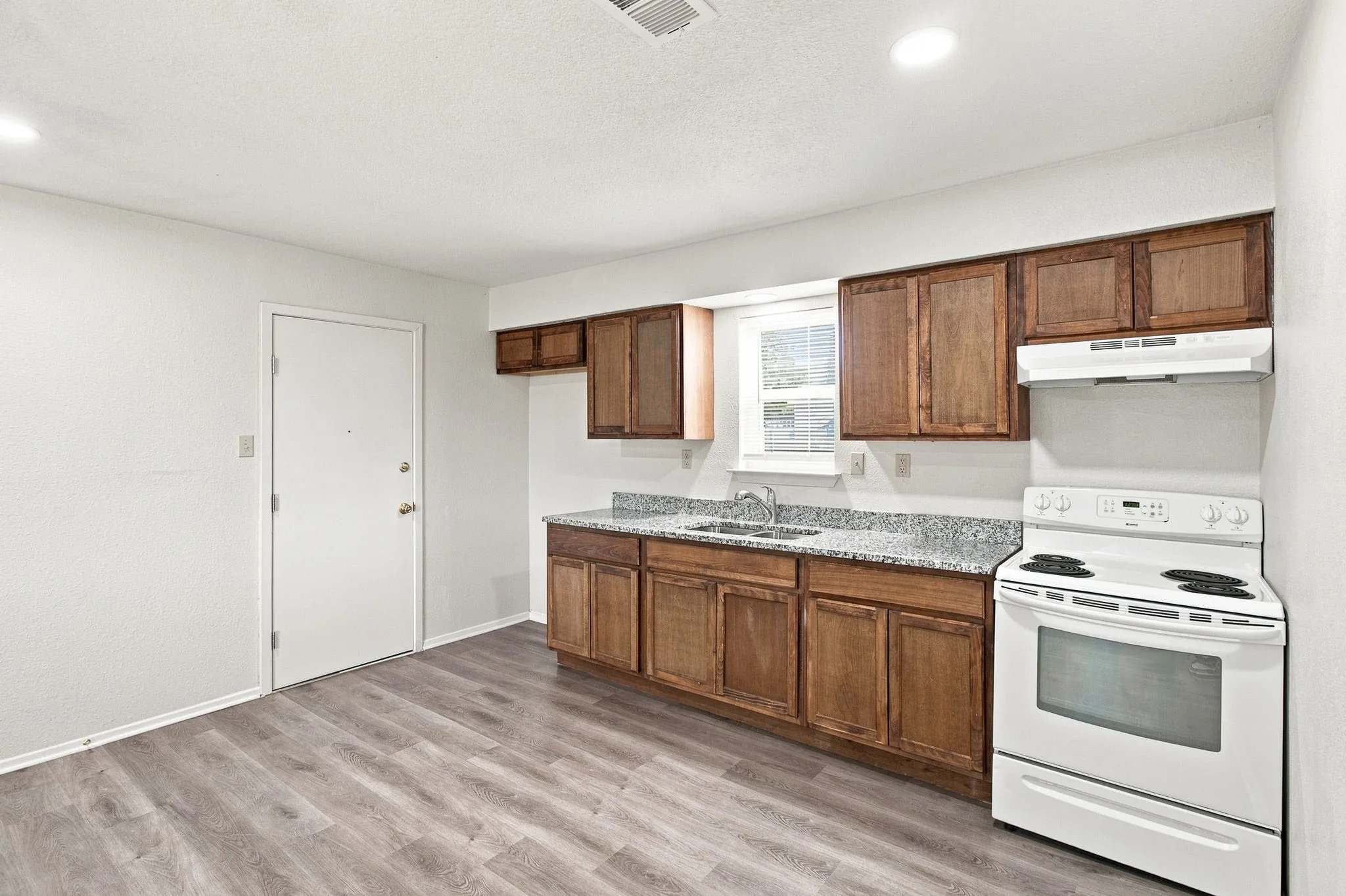 Single Family Residence For Rent in Tarrant County , 1819 Pelican W, Pelican Bay, Texas 76020, 2 Bedroom, 1 Bathroom, 1 Garage spaces, 696 Sqft, built in 1984, mls#21354242, Real Estate Agent in Pelican Bay, Homes For Rent in Tarrant county, Homes For Rent in Pelican Bay, Realtor in Pelican Bay Texas, Real Estate Brokerage Independent Realty Texas, Luminita Cordes Realtor