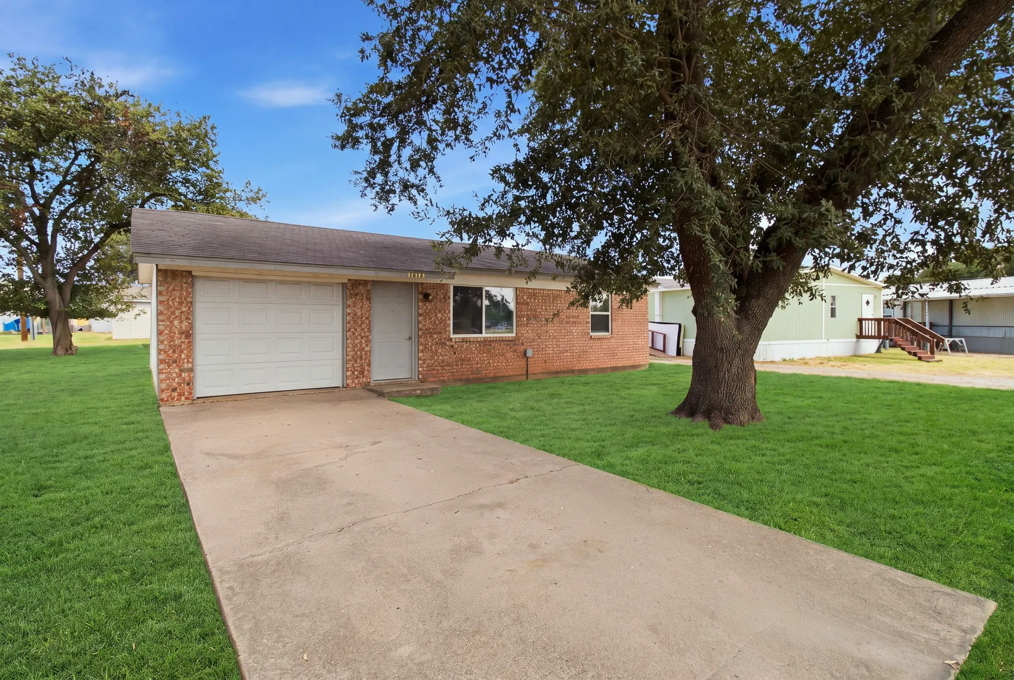 Single Family Residence For Rent in Tarrant County , 1819 Pelican W, Pelican Bay, Texas 76020, 2 Bedroom, 1 Bathroom, 1 Garage spaces, 696 Sqft, built in 1984, mls#21354242, Real Estate Agent in Pelican Bay, Homes For Rent in Tarrant county, Homes For Rent in Pelican Bay, Realtor in Pelican Bay Texas, Real Estate Brokerage Independent Realty Texas, Luminita Cordes Realtor