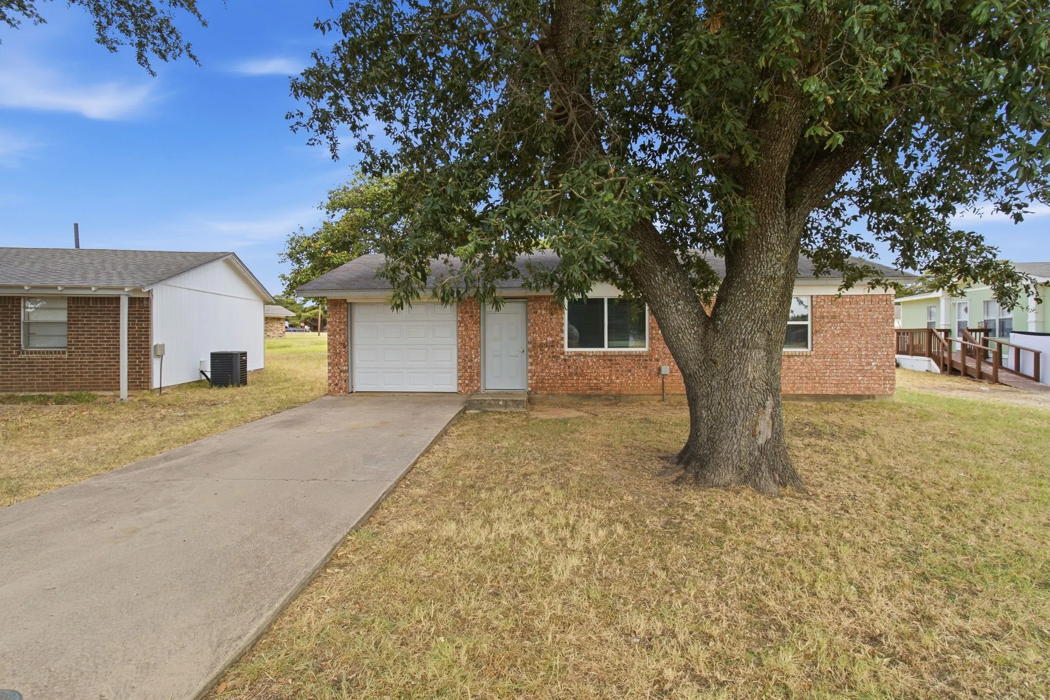 Single Family Residence For Rent in Tarrant County , 1819 Pelican W, Pelican Bay, Texas 76020, 2 Bedroom, 1 Bathroom, 1 Garage spaces, 696 Sqft, built in 1984, mls#21354242, Real Estate Agent in Pelican Bay, Homes For Rent in Tarrant county, Homes For Rent in Pelican Bay, Realtor in Pelican Bay Texas, Real Estate Brokerage Independent Realty Texas, Luminita Cordes Realtor