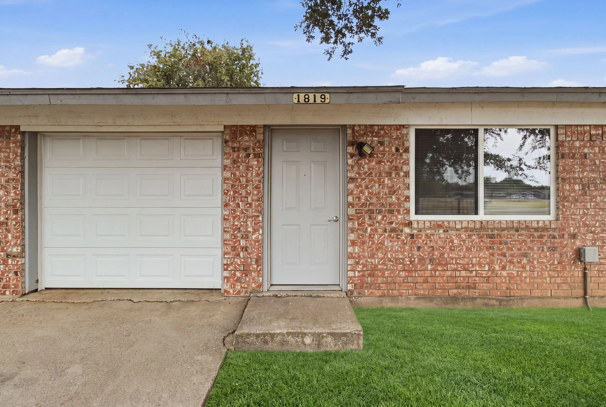 Single Family Residence For Rent in Tarrant County , 1819 Pelican W, Pelican Bay, Texas 76020, 2 Bedroom, 1 Bathroom, 1 Garage spaces, 696 Sqft, built in 1984, mls#21354242, Real Estate Agent in Pelican Bay, Homes For Rent in Tarrant county, Homes For Rent in Pelican Bay, Realtor in Pelican Bay Texas, Real Estate Brokerage Independent Realty Texas, Luminita Cordes Realtor