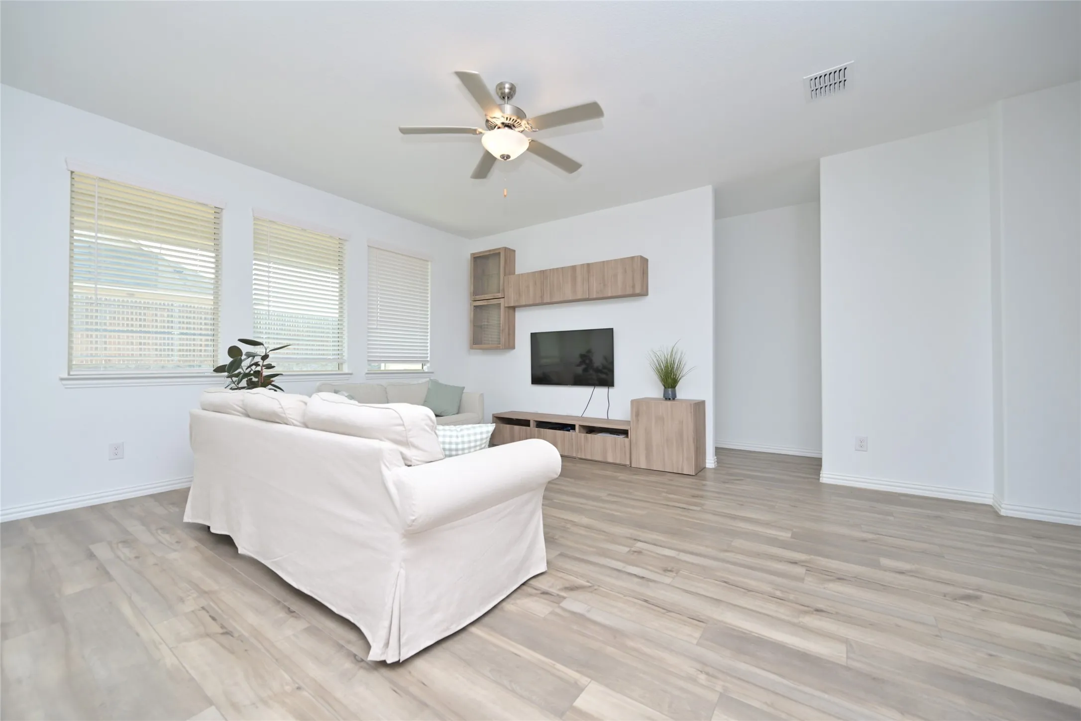 Single Family Residence For Sale in Denton County , 14853 Holster Trail, Fort Worth, Texas 76052, 3 Bedroom, 2 Bathroom, 2 Garage spaces, 1,601 Sqft, built in 2022, mls#21351756, Real Estate Agent in Fort Worth, Homes For Sale in Denton county, Homes For Sale in Fort Worth, Realtor in Fort Worth Texas, Real Estate Brokerage Independent Realty Texas, Luminita Cordes Realtor