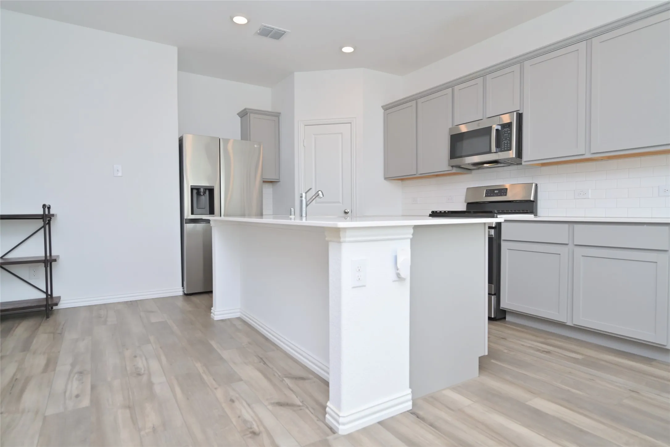 Single Family Residence For Sale in Denton County , 14853 Holster Trail, Fort Worth, Texas 76052, 3 Bedroom, 2 Bathroom, 2 Garage spaces, 1,601 Sqft, built in 2022, mls#21351756, Real Estate Agent in Fort Worth, Homes For Sale in Denton county, Homes For Sale in Fort Worth, Realtor in Fort Worth Texas, Real Estate Brokerage Independent Realty Texas, Luminita Cordes Realtor