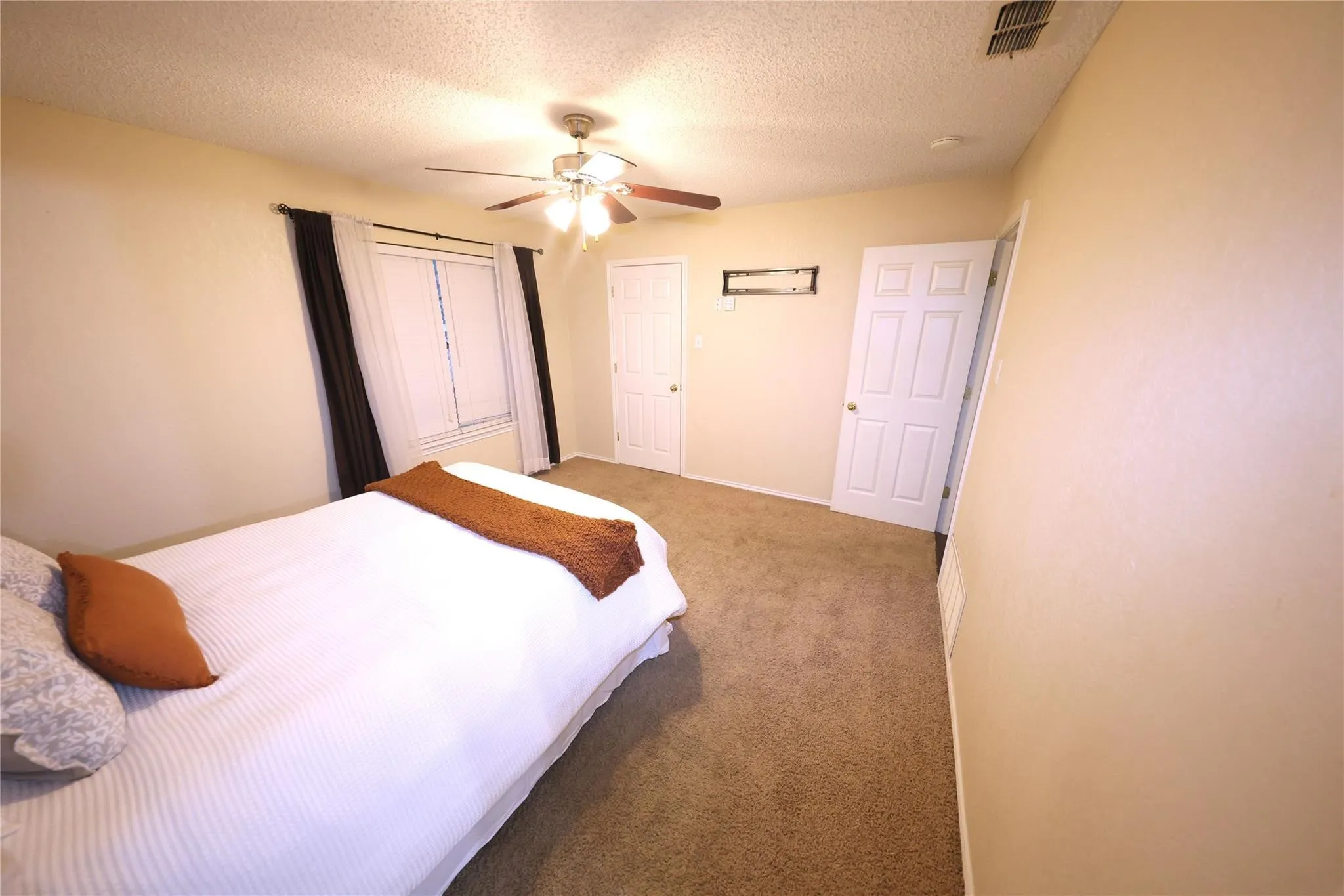 Single Family Residence For Sale in Johnson County , 2204 Towne North Drive, Cleburne, Texas 76033, 3 Bedroom, 2 Bathroom, 2 Garage spaces, 1,527 Sqft, built in 1977, Price $265,000, mls#21354911, Real Estate Agent in Cleburne, Homes For Sale in Johnson county, Homes For Sale in Cleburne, Realtor in Cleburne Texas, Real Estate Brokerage Independent Realty Texas, Luminita Cordes Realtor