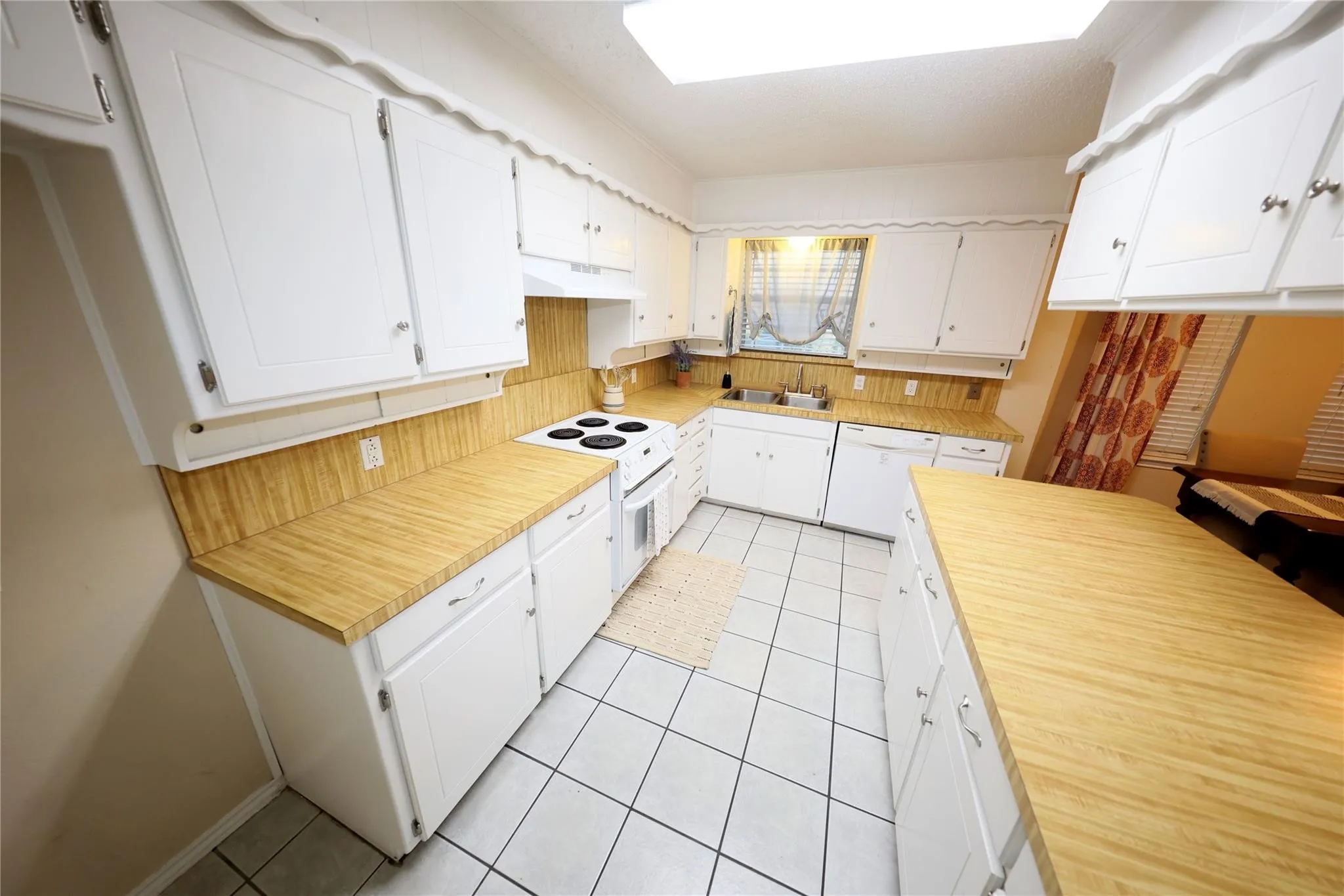 Single Family Residence For Sale in Johnson County , 2204 Towne North Drive, Cleburne, Texas 76033, 3 Bedroom, 2 Bathroom, 2 Garage spaces, 1,527 Sqft, built in 1977, Price $265,000, mls#21354911, Real Estate Agent in Cleburne, Homes For Sale in Johnson county, Homes For Sale in Cleburne, Realtor in Cleburne Texas, Real Estate Brokerage Independent Realty Texas, Luminita Cordes Realtor