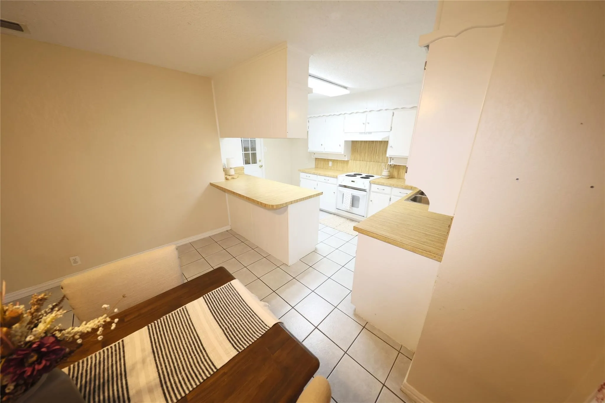 Single Family Residence For Sale in Johnson County , 2204 Towne North Drive, Cleburne, Texas 76033, 3 Bedroom, 2 Bathroom, 2 Garage spaces, 1,527 Sqft, built in 1977, Price $265,000, mls#21354911, Real Estate Agent in Cleburne, Homes For Sale in Johnson county, Homes For Sale in Cleburne, Realtor in Cleburne Texas, Real Estate Brokerage Independent Realty Texas, Luminita Cordes Realtor