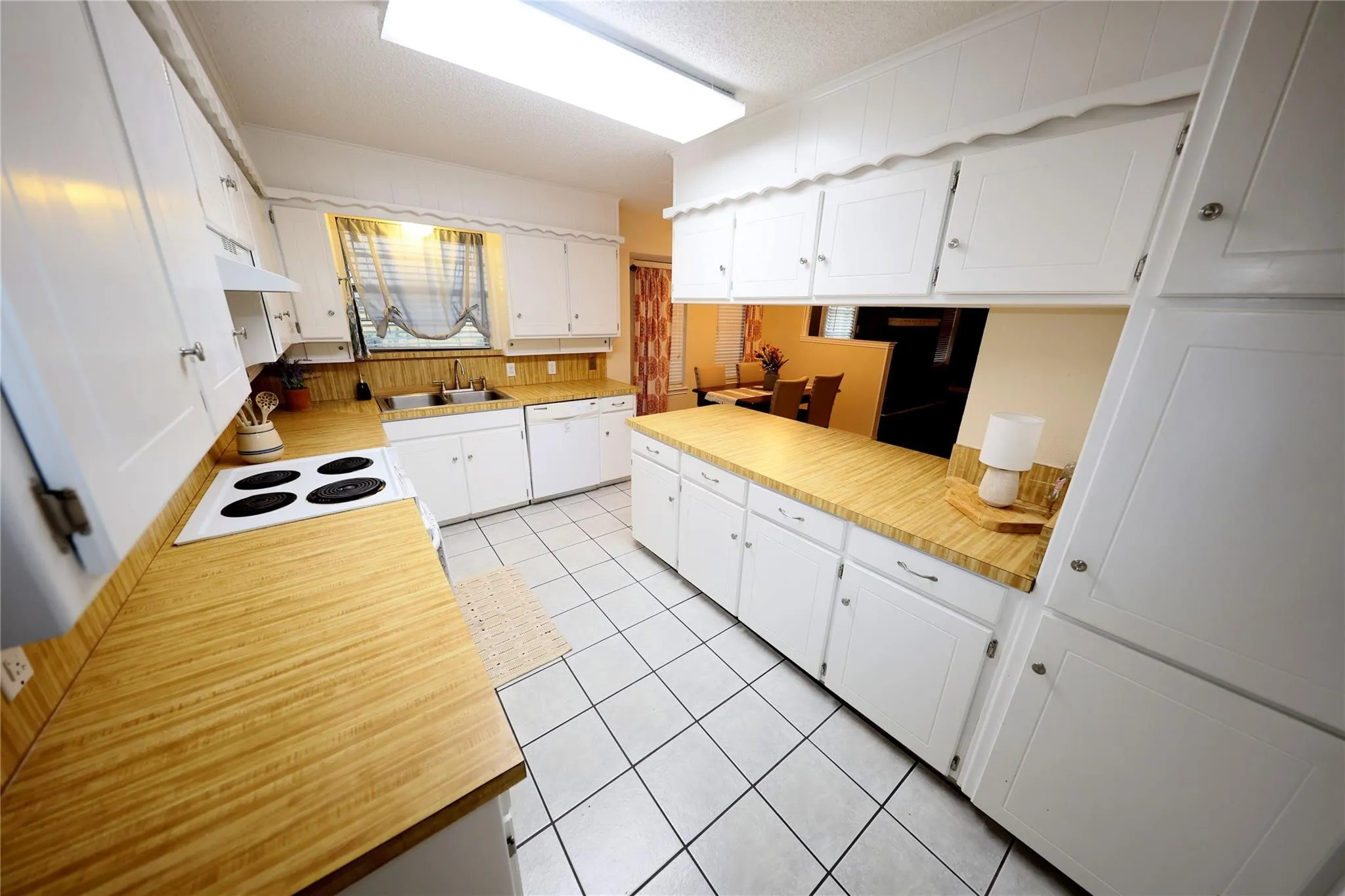 Single Family Residence For Sale in Johnson County , 2204 Towne North Drive, Cleburne, Texas 76033, 3 Bedroom, 2 Bathroom, 2 Garage spaces, 1,527 Sqft, built in 1977, Price $265,000, mls#21354911, Real Estate Agent in Cleburne, Homes For Sale in Johnson county, Homes For Sale in Cleburne, Realtor in Cleburne Texas, Real Estate Brokerage Independent Realty Texas, Luminita Cordes Realtor