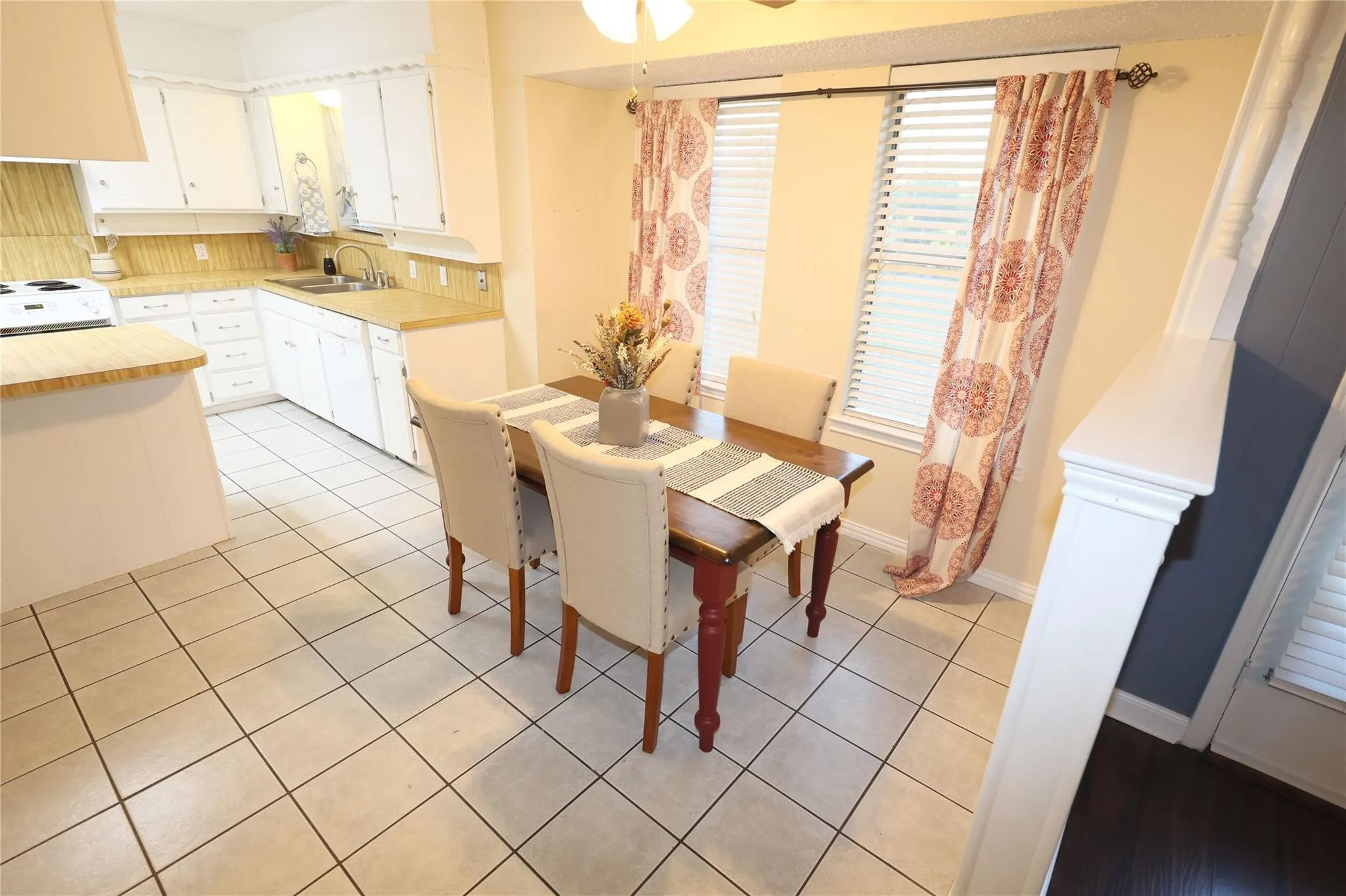 Single Family Residence For Sale in Johnson County , 2204 Towne North Drive, Cleburne, Texas 76033, 3 Bedroom, 2 Bathroom, 2 Garage spaces, 1,527 Sqft, built in 1977, Price $265,000, mls#21354911, Real Estate Agent in Cleburne, Homes For Sale in Johnson county, Homes For Sale in Cleburne, Realtor in Cleburne Texas, Real Estate Brokerage Independent Realty Texas, Luminita Cordes Realtor