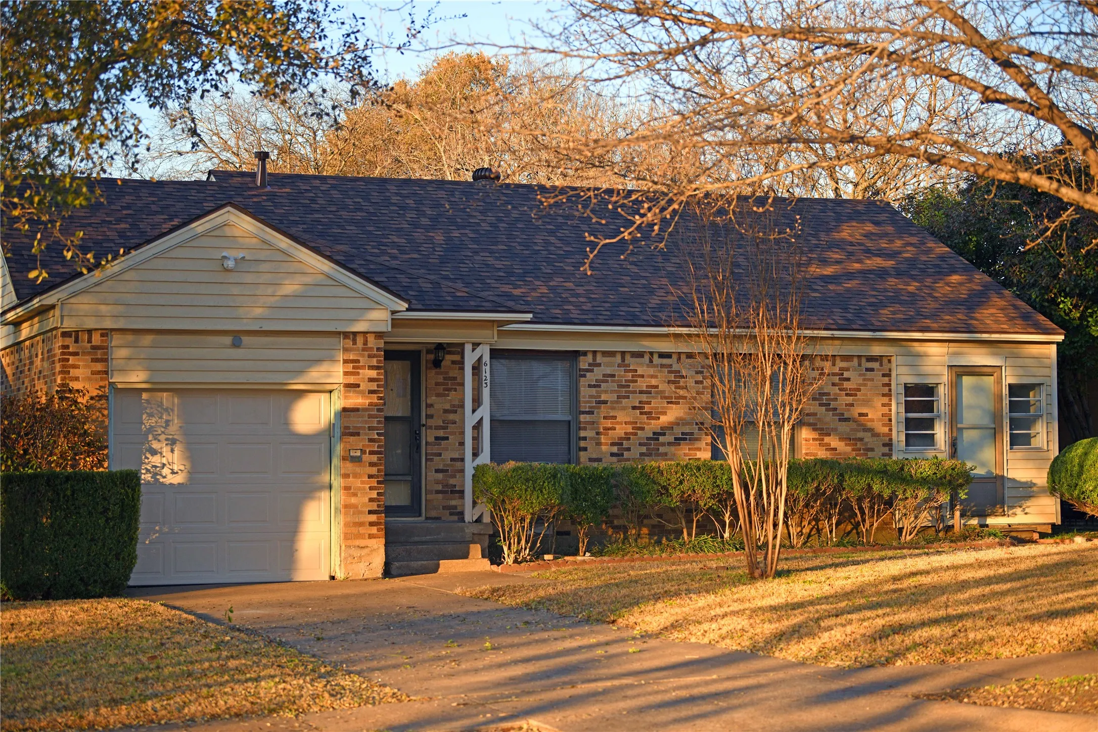Single Family Residence For Rent in Dallas County , 6123 Belgrade Avenue, Dallas, Texas 75227, 3 Bedroom, 1 Bathroom, 1 Garage spaces, 1,210 Sqft, built in 1948, mls#21354916, Real Estate Agent in Dallas, Homes For Rent in Dallas county, Homes For Rent in Dallas, Realtor in Dallas Texas, Real Estate Brokerage Independent Realty Texas, Luminita Cordes Realtor