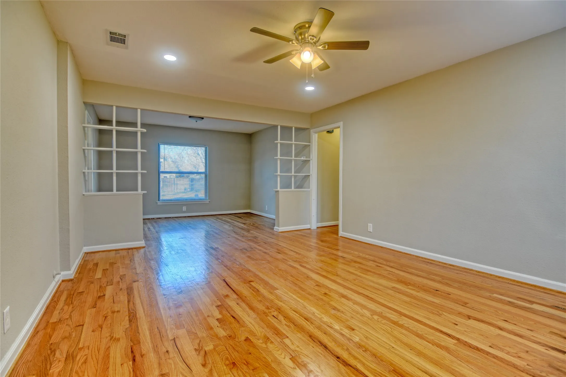 Single Family Residence For Rent in Dallas County , 6123 Belgrade Avenue, Dallas, Texas 75227, 3 Bedroom, 1 Bathroom, 1 Garage spaces, 1,210 Sqft, built in 1948, mls#21354916, Real Estate Agent in Dallas, Homes For Rent in Dallas county, Homes For Rent in Dallas, Realtor in Dallas Texas, Real Estate Brokerage Independent Realty Texas, Luminita Cordes Realtor