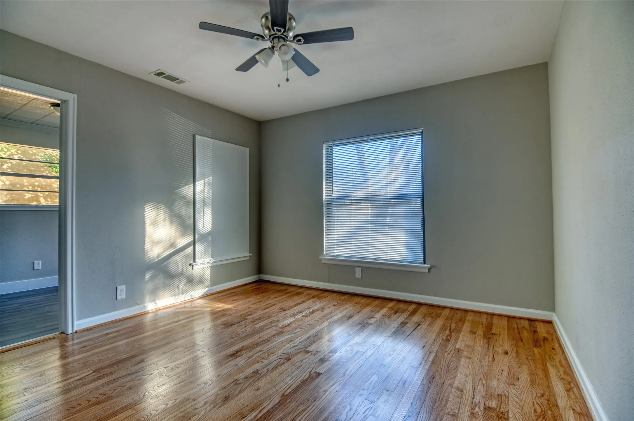 Single Family Residence For Rent in Dallas County , 6123 Belgrade Avenue, Dallas, Texas 75227, 3 Bedroom, 1 Bathroom, 1 Garage spaces, 1,210 Sqft, built in 1948, mls#21354916, Real Estate Agent in Dallas, Homes For Rent in Dallas county, Homes For Rent in Dallas, Realtor in Dallas Texas, Real Estate Brokerage Independent Realty Texas, Luminita Cordes Realtor
