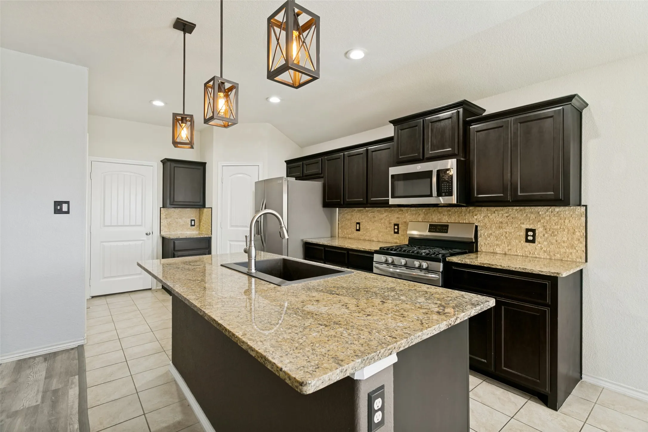 Single Family Residence For Sale in Tarrant County , 7205 Wavecrest Way, Fort Worth, Texas 76179, 4 Bedroom, 2 Bathroom, 2 Garage spaces, 1,783 Sqft, built in 2018, mls#21354905, Real Estate Agent in Fort Worth, Homes For Sale in Tarrant county, Homes For Sale in Fort Worth, Realtor in Fort Worth Texas, Real Estate Brokerage Independent Realty Texas, Luminita Cordes Realtor