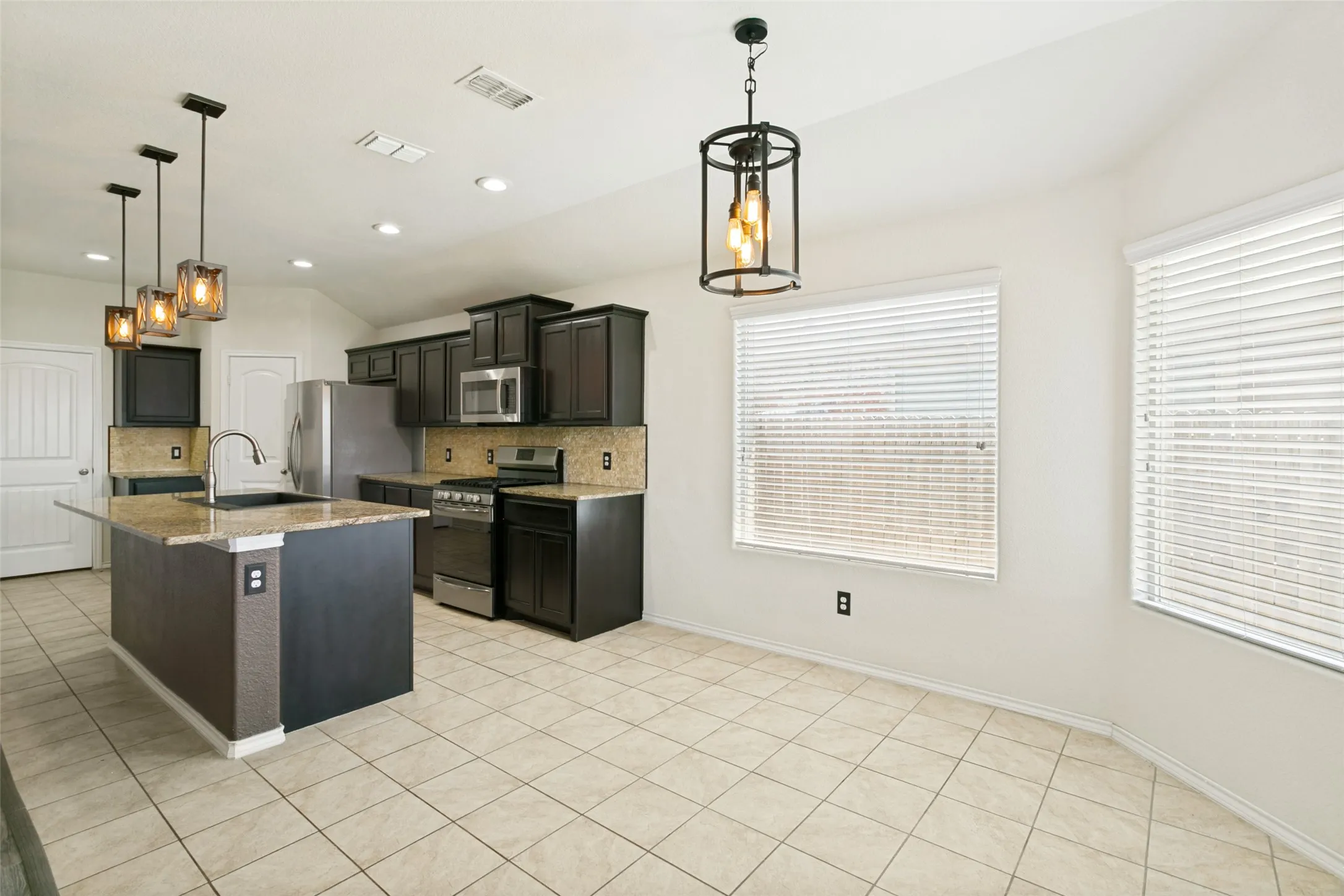 Single Family Residence For Sale in Tarrant County , 7205 Wavecrest Way, Fort Worth, Texas 76179, 4 Bedroom, 2 Bathroom, 2 Garage spaces, 1,783 Sqft, built in 2018, mls#21354905, Real Estate Agent in Fort Worth, Homes For Sale in Tarrant county, Homes For Sale in Fort Worth, Realtor in Fort Worth Texas, Real Estate Brokerage Independent Realty Texas, Luminita Cordes Realtor