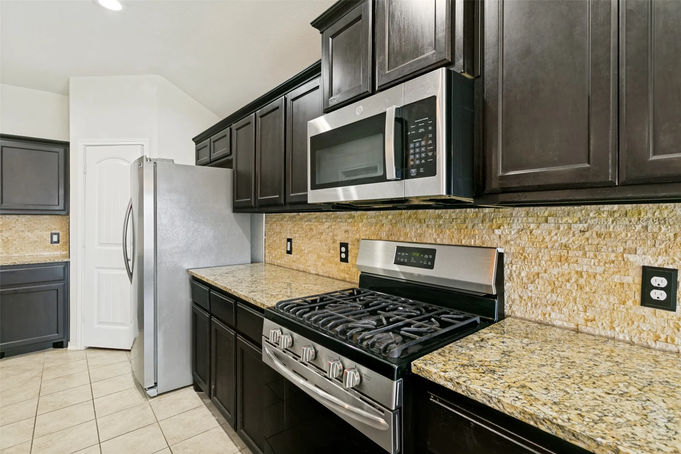 Single Family Residence For Sale in Tarrant County , 7205 Wavecrest Way, Fort Worth, Texas 76179, 4 Bedroom, 2 Bathroom, 2 Garage spaces, 1,783 Sqft, built in 2018, mls#21354905, Real Estate Agent in Fort Worth, Homes For Sale in Tarrant county, Homes For Sale in Fort Worth, Realtor in Fort Worth Texas, Real Estate Brokerage Independent Realty Texas, Luminita Cordes Realtor