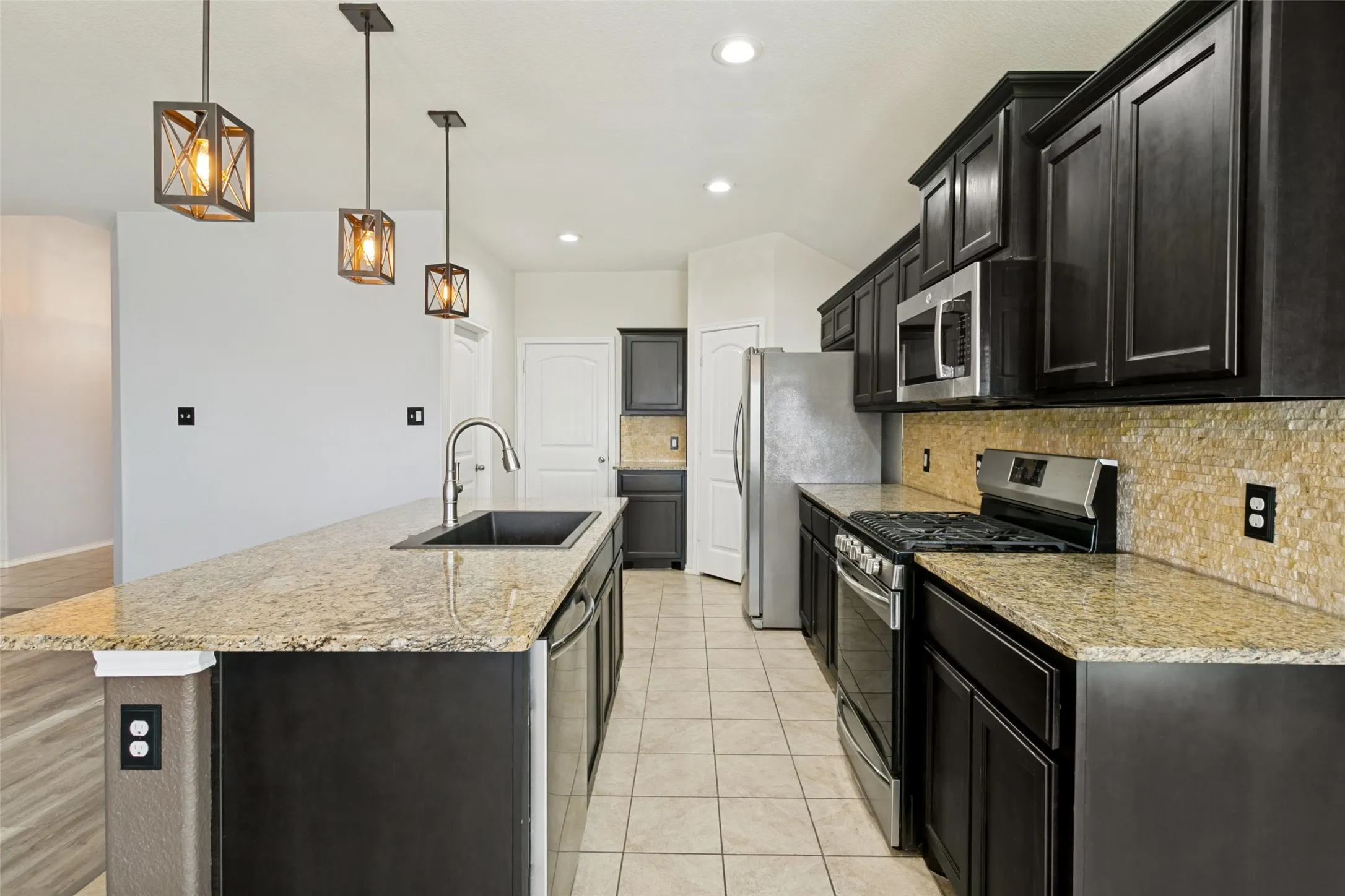 Single Family Residence For Sale in Tarrant County , 7205 Wavecrest Way, Fort Worth, Texas 76179, 4 Bedroom, 2 Bathroom, 2 Garage spaces, 1,783 Sqft, built in 2018, mls#21354905, Real Estate Agent in Fort Worth, Homes For Sale in Tarrant county, Homes For Sale in Fort Worth, Realtor in Fort Worth Texas, Real Estate Brokerage Independent Realty Texas, Luminita Cordes Realtor