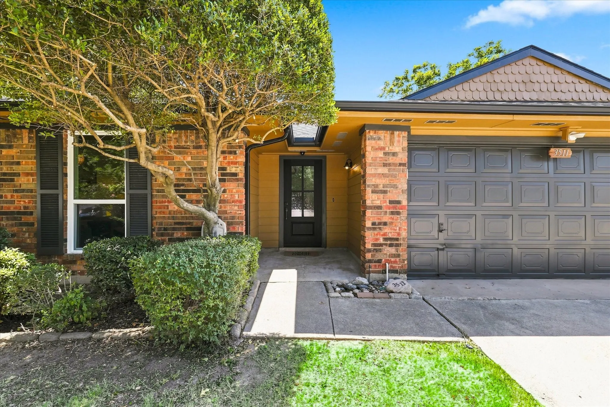 Single Family Residence For Sale in Denton County , 3511 Meadowview Drive, Corinth, Texas 76210, 3 Bedroom, 2 Bathroom, 2 Garage spaces, 1,251 Sqft, built in 1985, mls#21354918, Real Estate Agent in Corinth, Homes For Sale in Denton county, Homes For Sale in Corinth, Realtor in Corinth Texas, Real Estate Brokerage Independent Realty Texas, Luminita Cordes Realtor